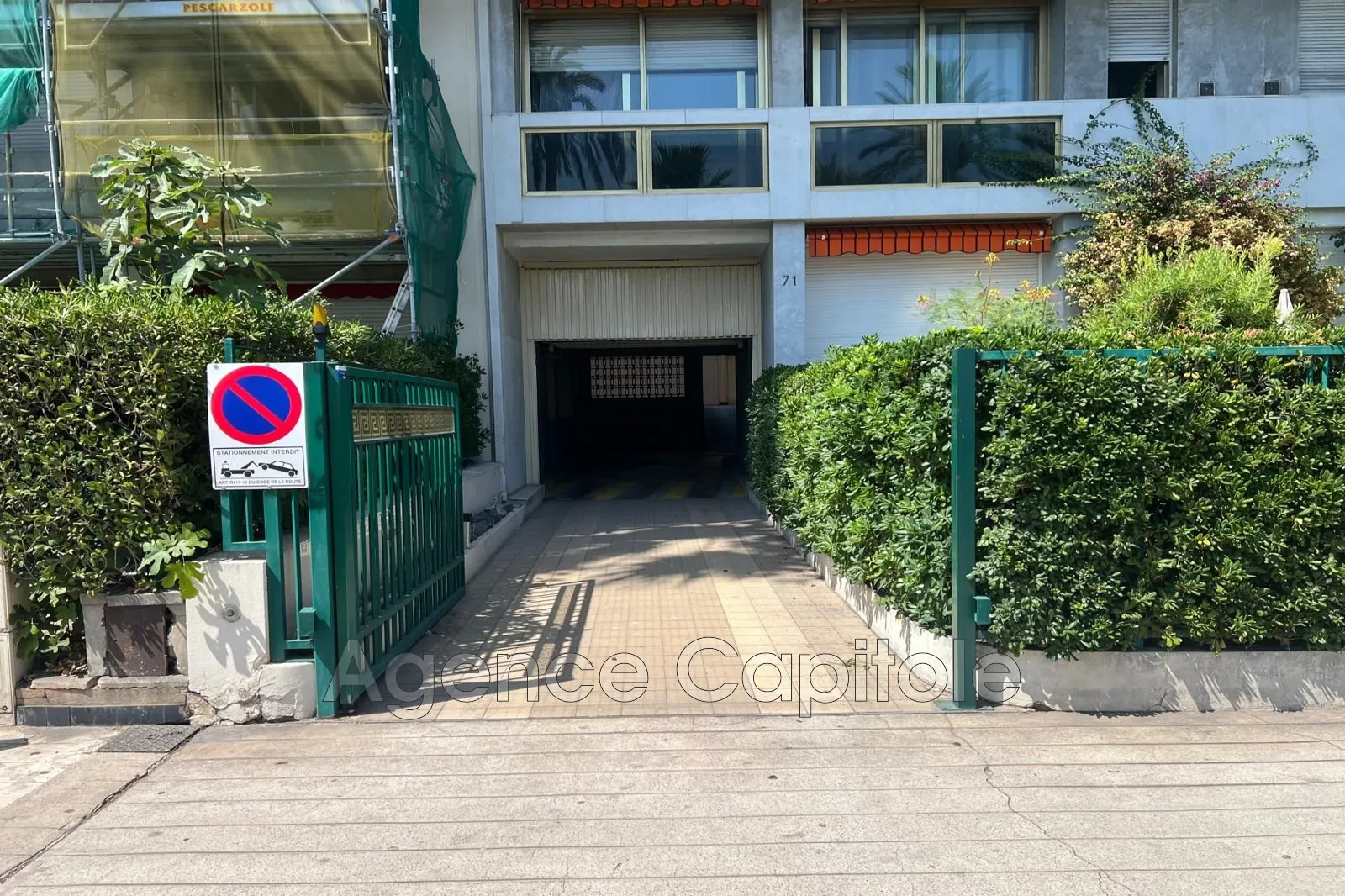 Garage sécurisé à Nice face à la Promenade des Anglais - Accès facile et livraison immédiate