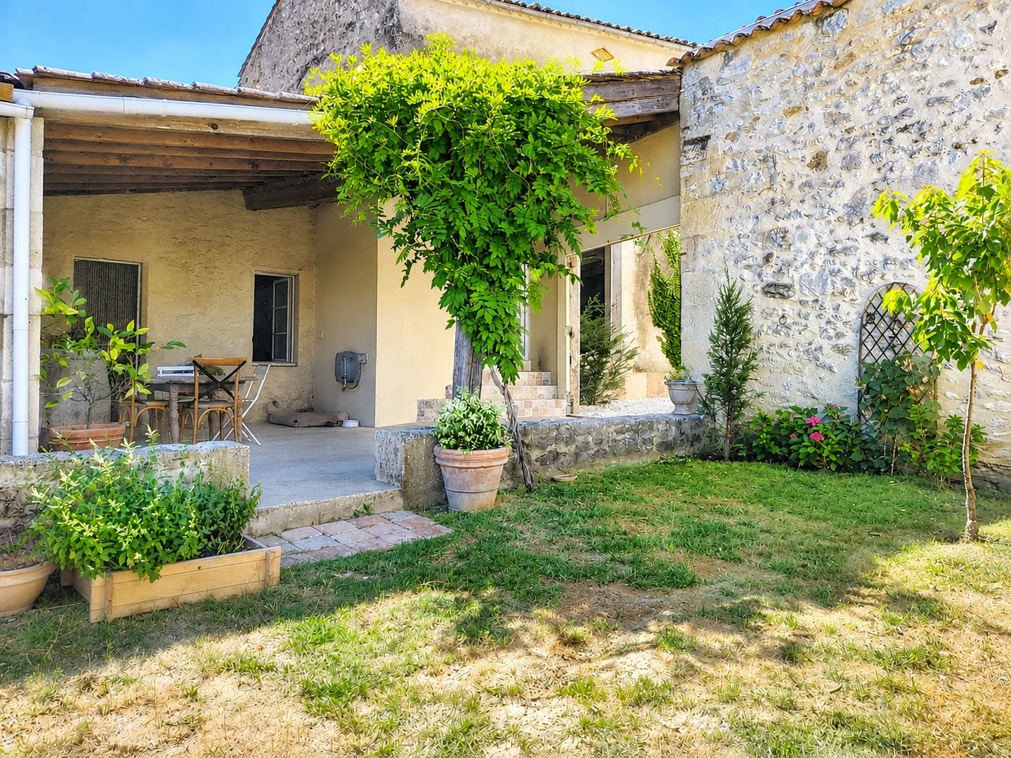 Charmante maison en pierre rénovée avec annexe et jardin au cœur du village de Pellegrue