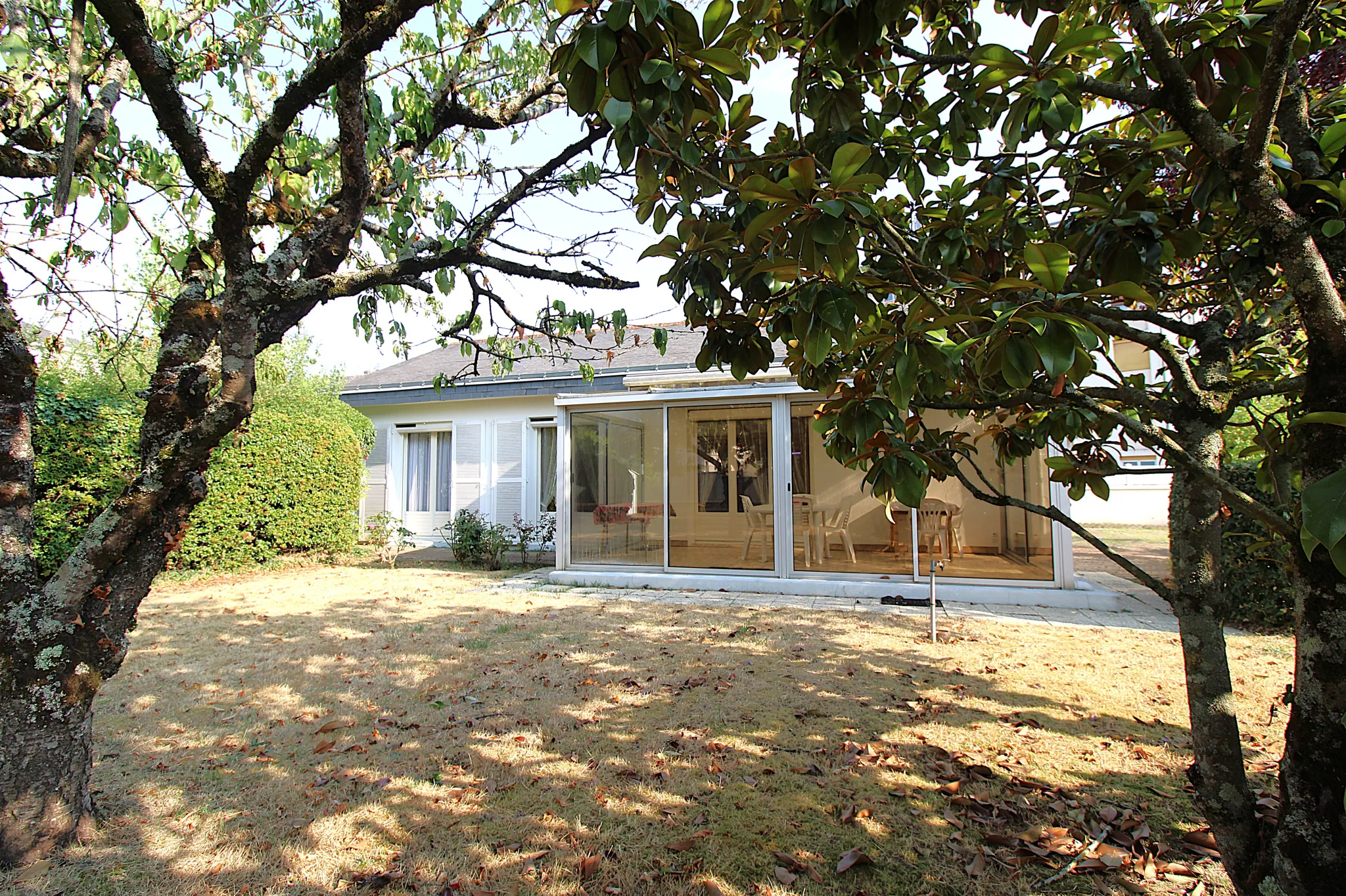 Maison de plain-pied à Angers avec garage et jardin arboré