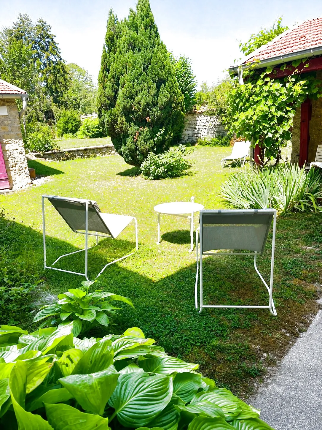 Maison en pierre rénovée à Bourbonne-les-Bains, 2 chambres, jardin et dépendances