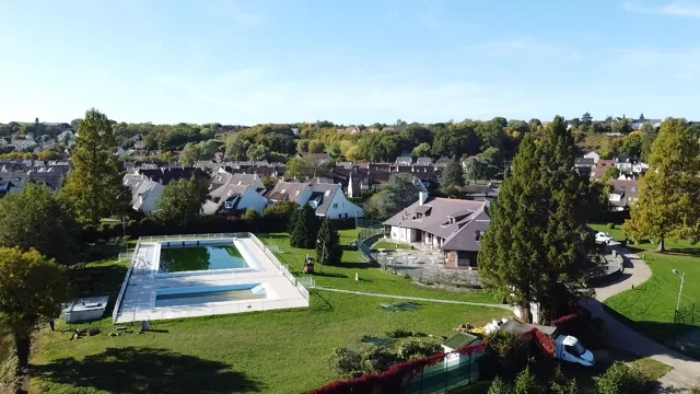 Maison familiale de type F6 à Breuillet avec vue lac, jardin et piscine dans secteur Port Sud