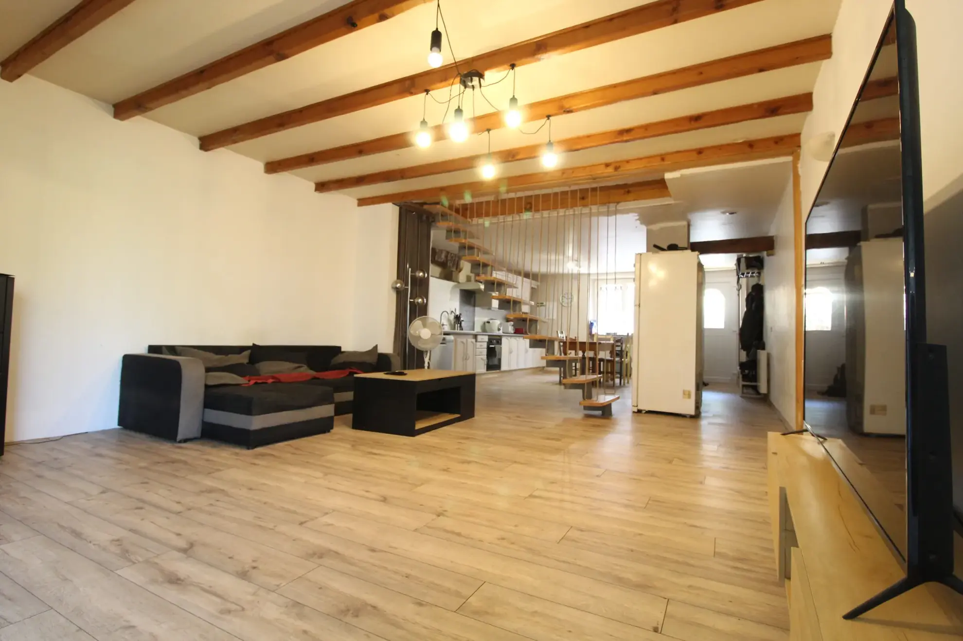 Maison familiale de 100 m² avec terrasse, caves et jardinet à Briols près de Montlaur