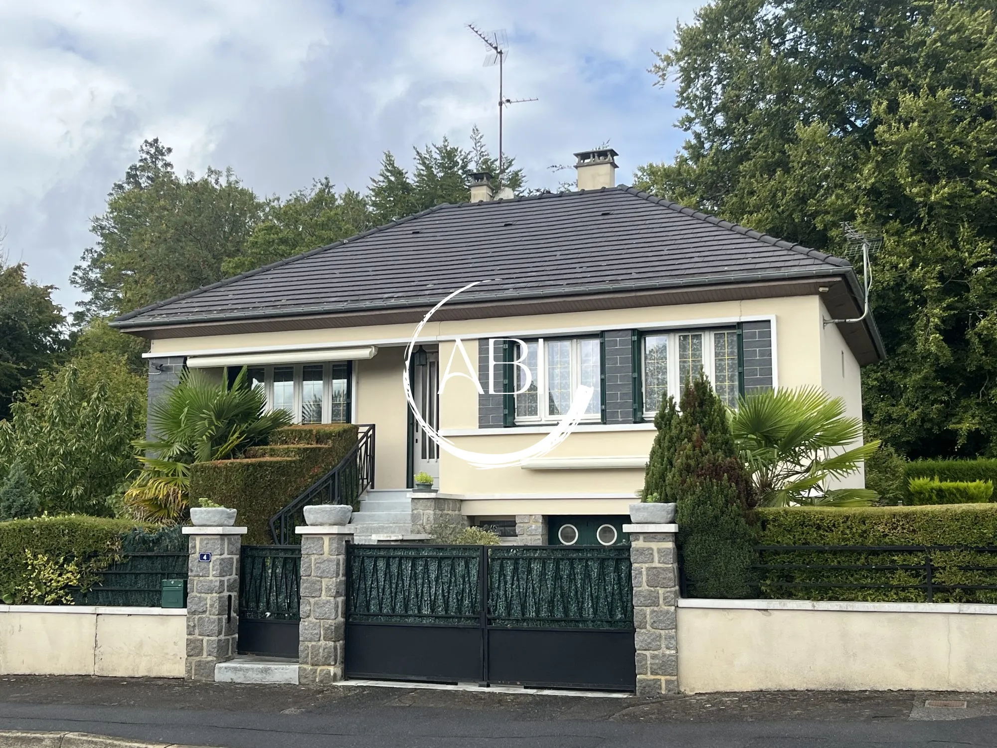 Maison à vendre à Bagnoles de l'Orne Normandie avec jardin et rivière