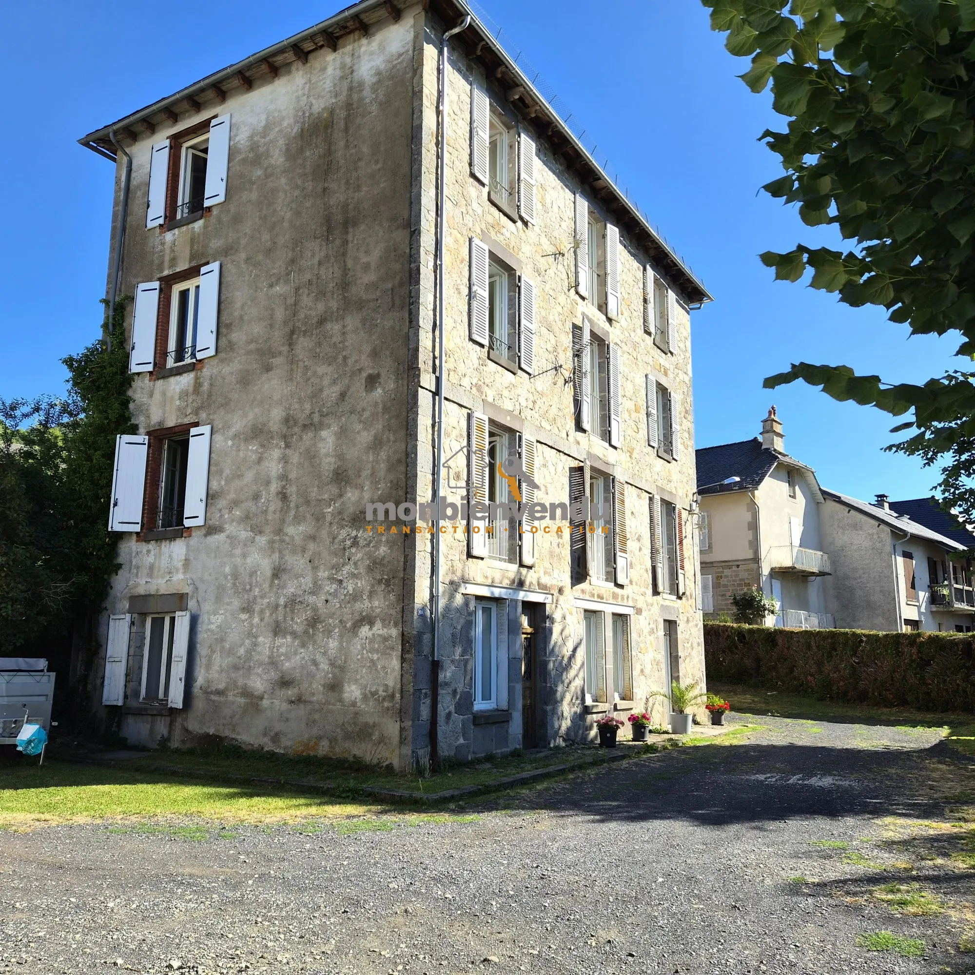 Immeuble de 4 logements à vendre à Vic-sur-Cère avec rendement immédiat