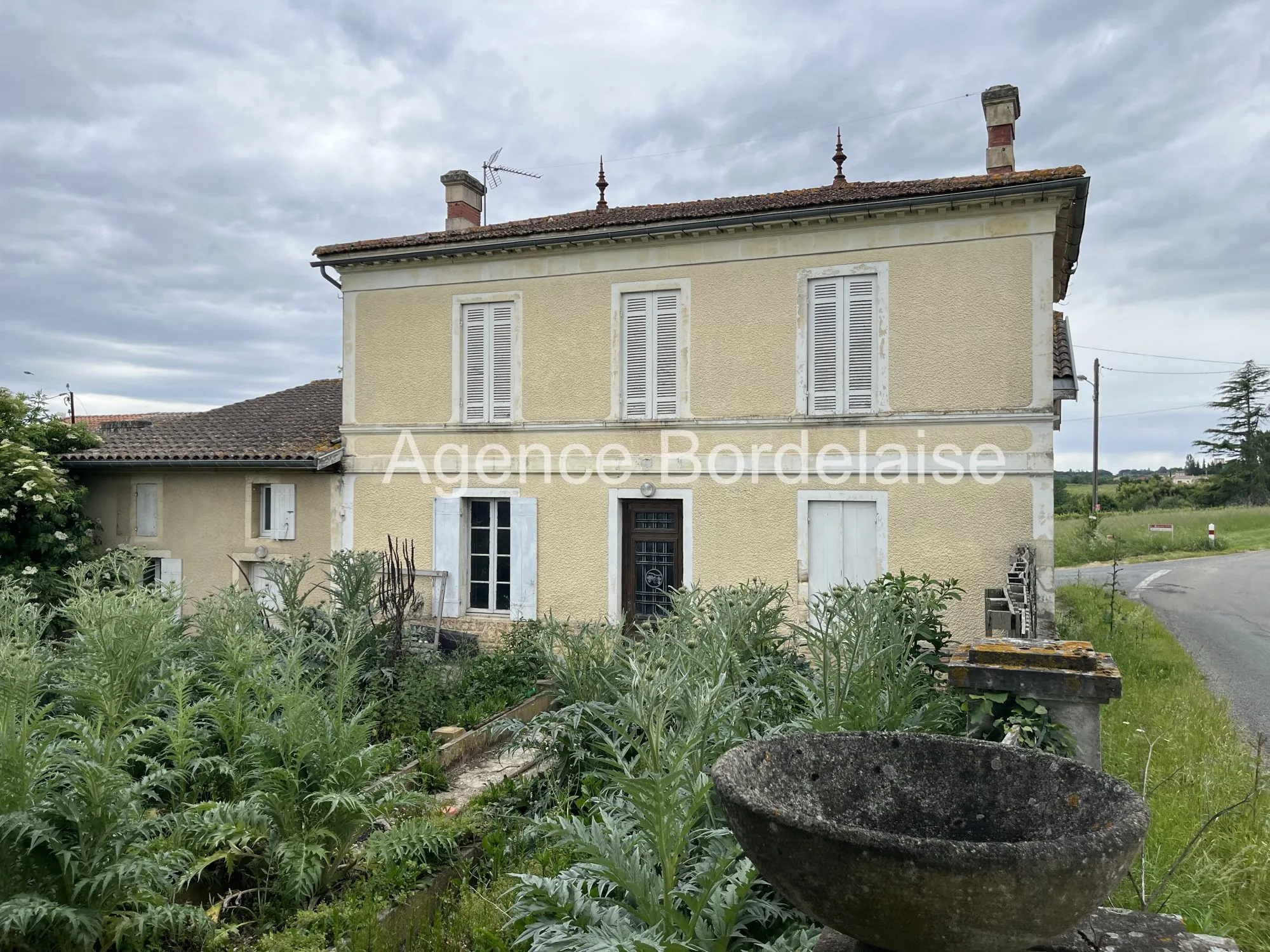 Maison à rénover de 260 m² avec dépendances et terres à Soulignac