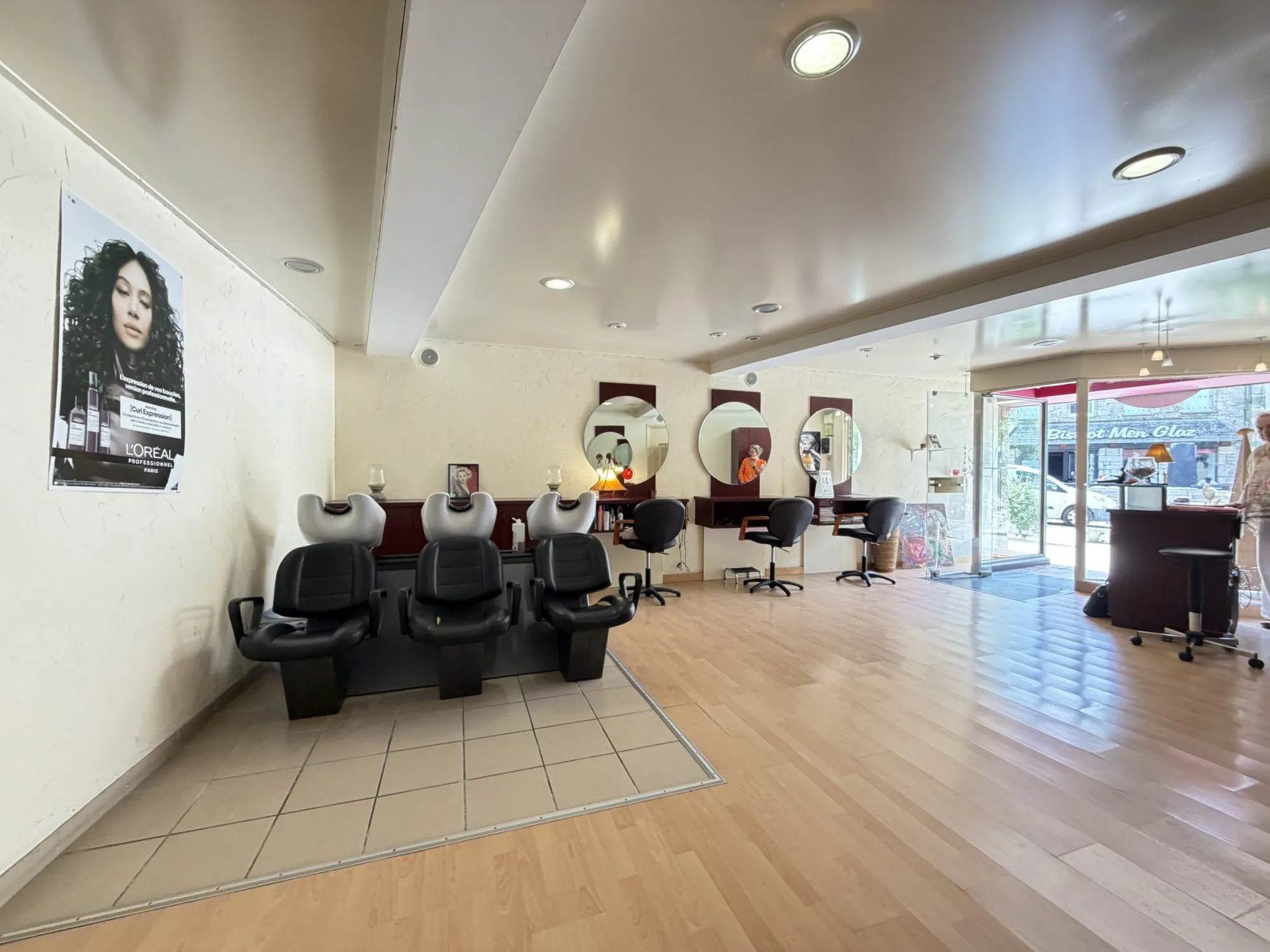 Fonds de commerce salon de coiffure à Pontivy, emplacement idéal et grande vitrine