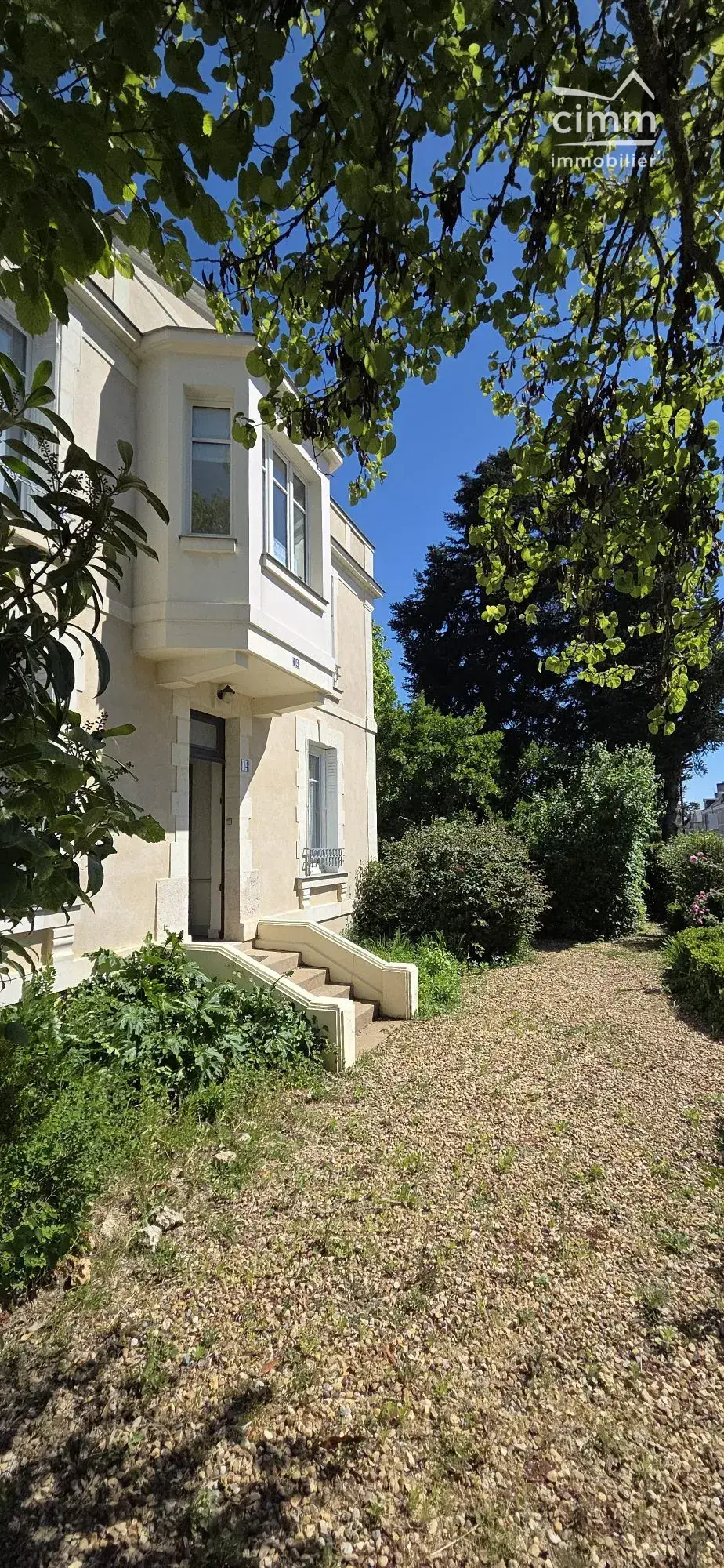 Maison ancienne du XIXe siècle à Vernantes avec terrain divisible et forte opportunité de rénovation