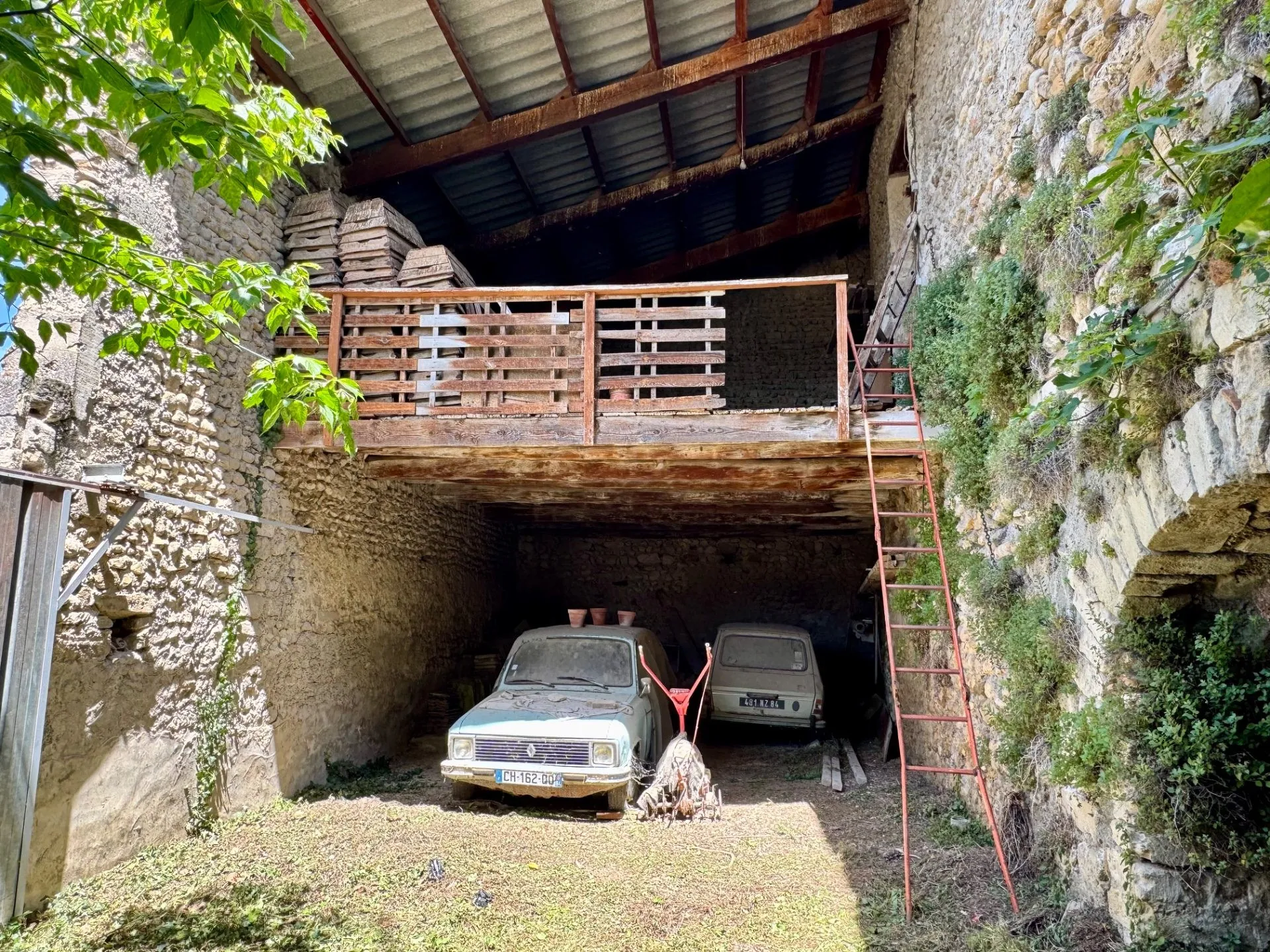 Grange à rénover au cœur de Visan avec jardin privé et potentiel exceptionnel