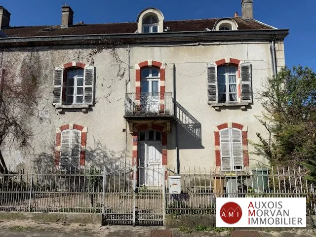 Charmante maison de ville à Venarey-les-Laumes, proche gare, à restaurer avec jardin et garage