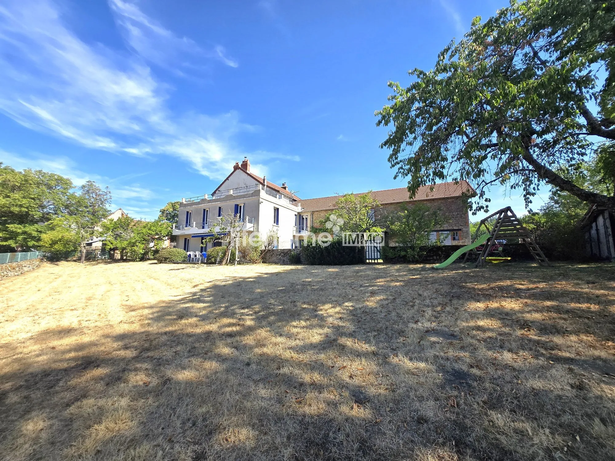 Maison de caractère avec terrasse et dépendances à Champagnat (23190)