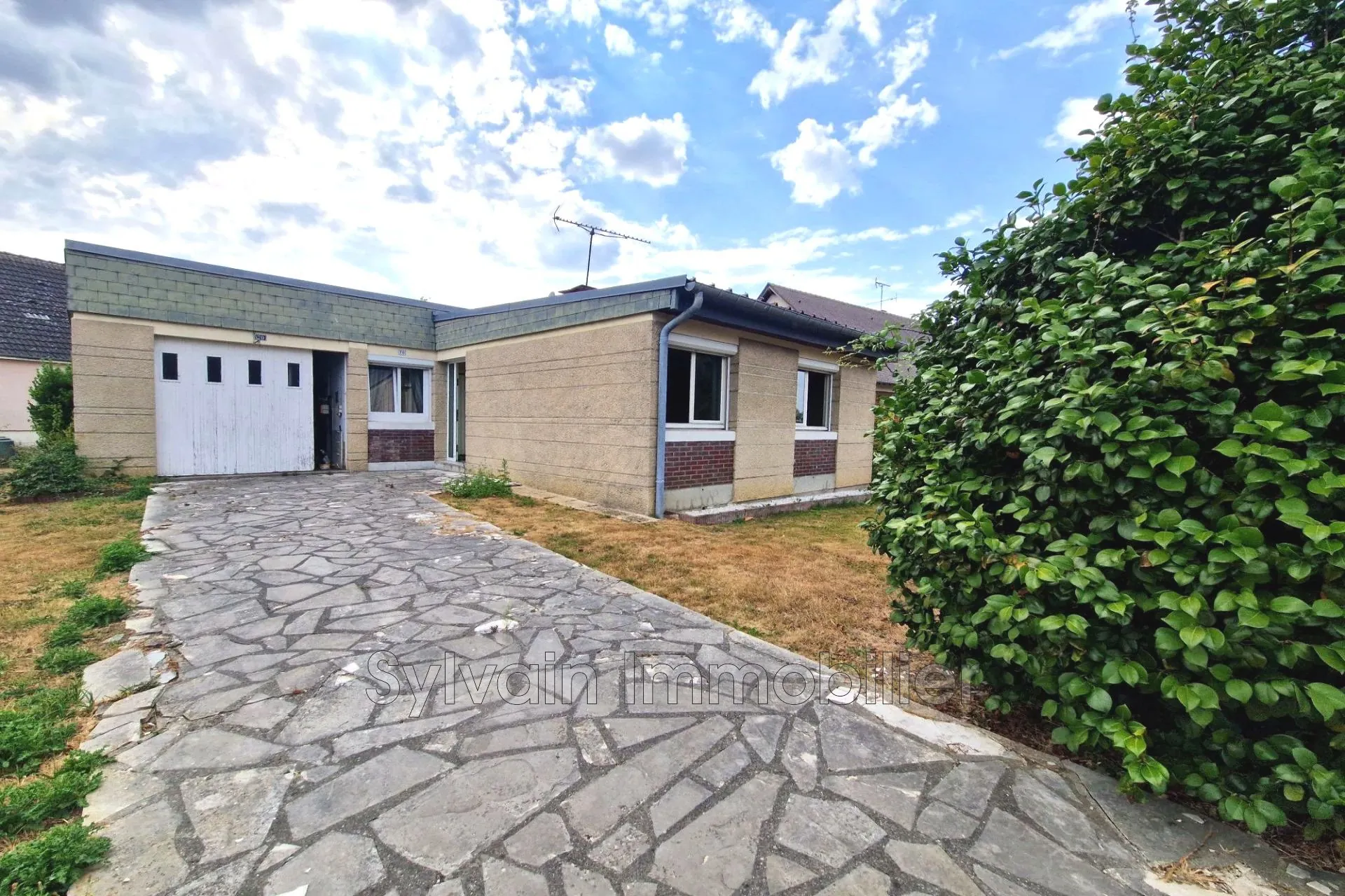 Maison de plain-pied à vendre avec véranda et garage à Gournay-en-Bray