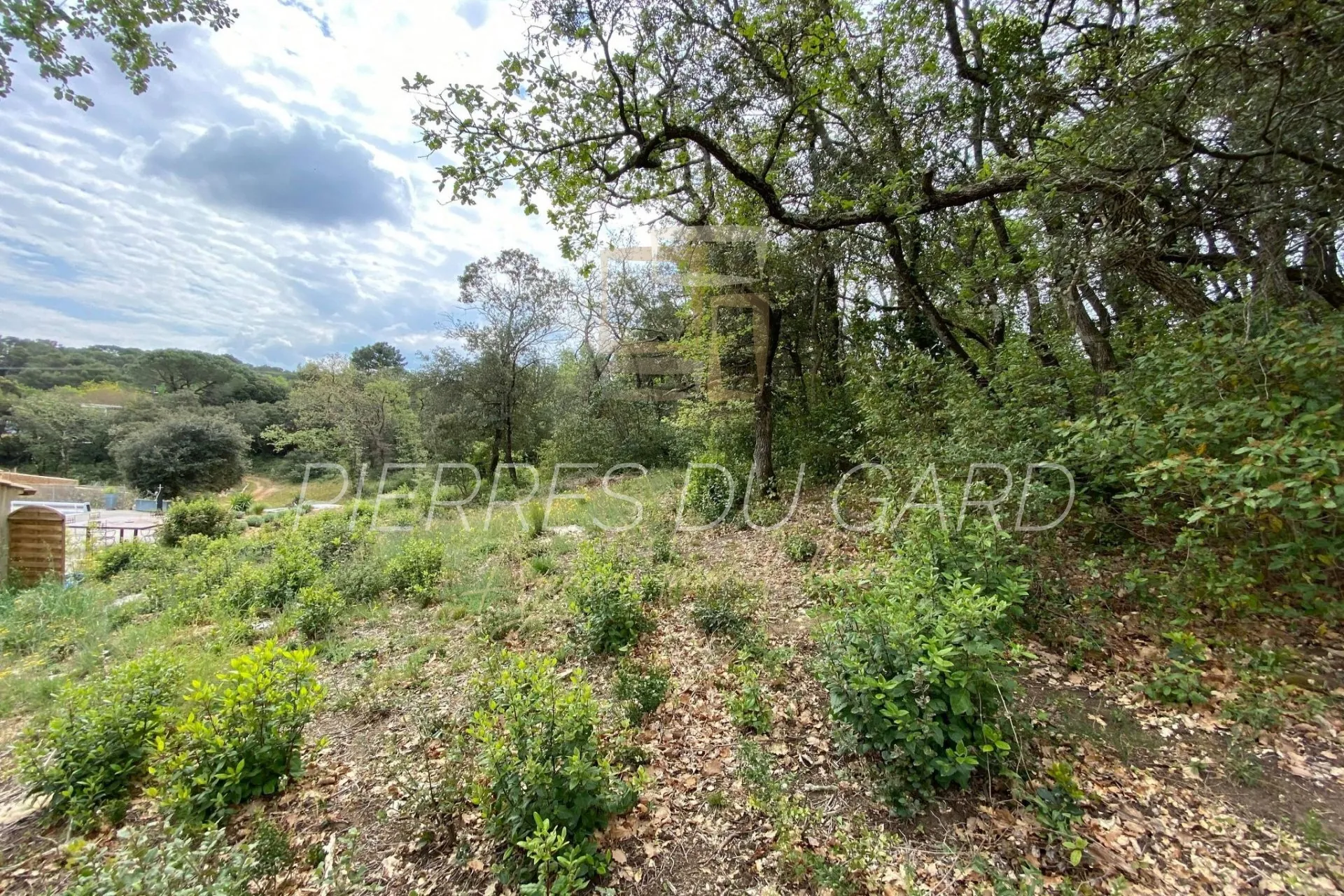 Terrain à bâtir de 1000 m² à Sabran, secteur calme et arboré