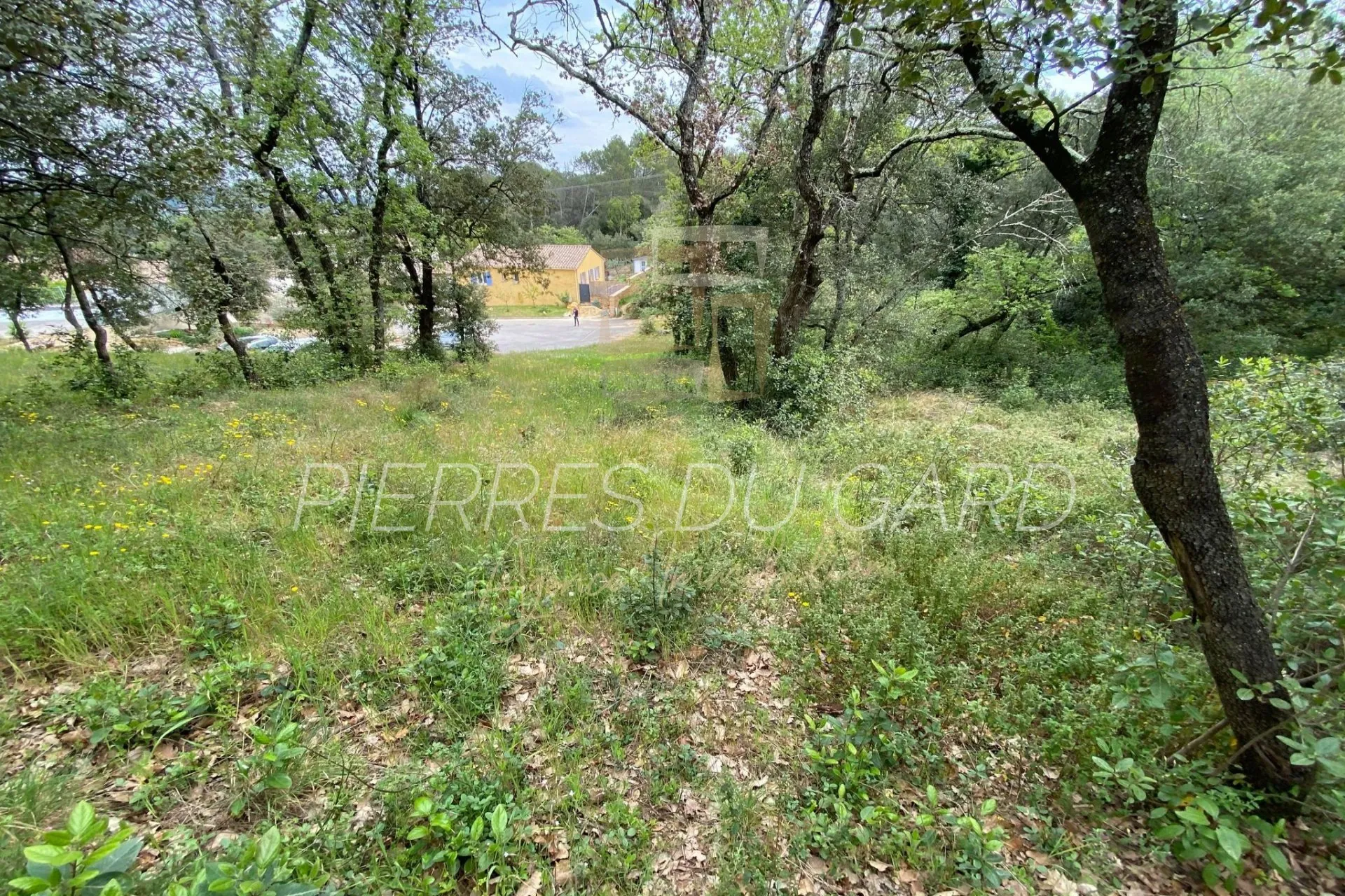 Terrain à bâtir à Sabran de 1420 m², viabilisé, idéal investisseur
