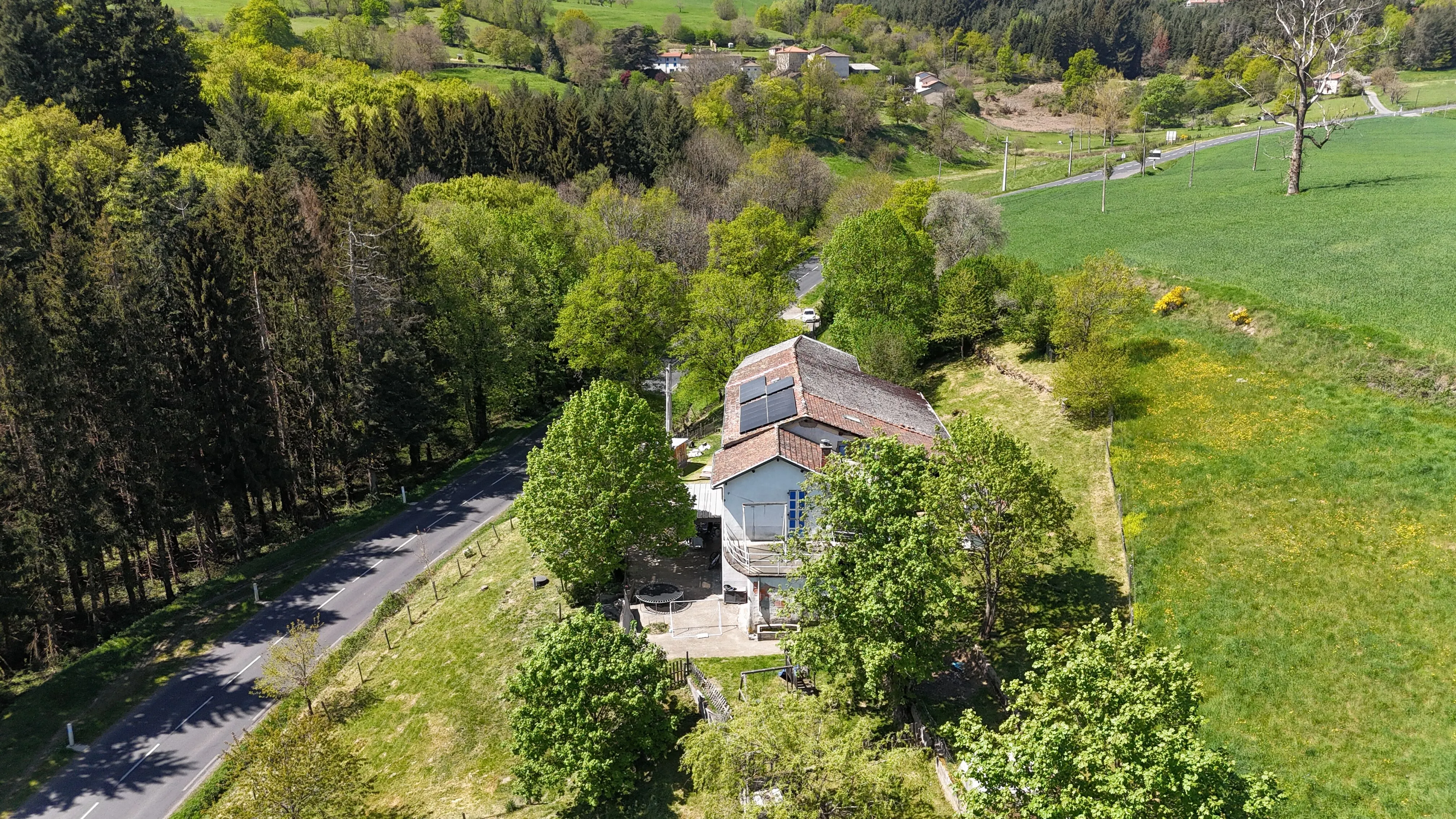 Maison ancienne avec dépendances en vente à Ambert, 139 m², terrain 3796 m²