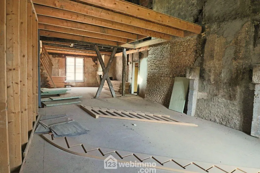 Appartement duplex de 127 m² à Poitiers à rénover, potentiel d'aménagement élevé