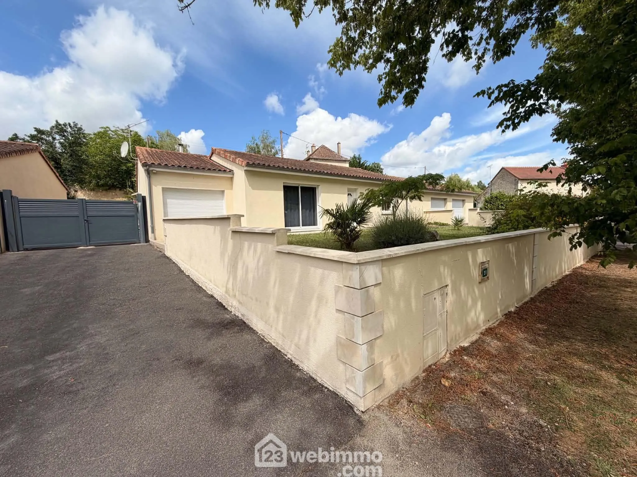 Maison à vendre de 145 m² avec garage et véranda à Dangé-Saint-Romain