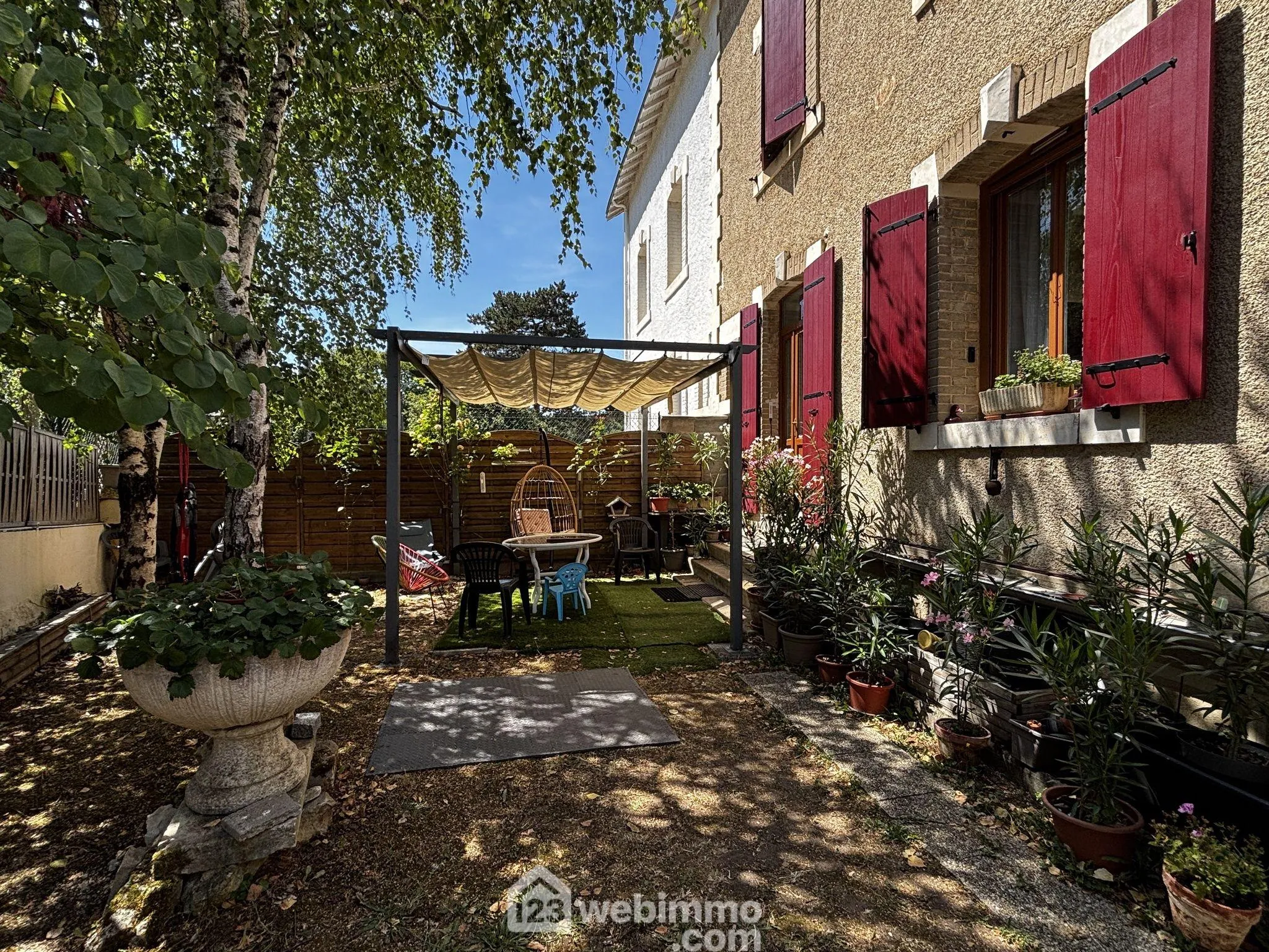 Maison de ville à Saint-Benoît de 136 m² avec jardin et garage