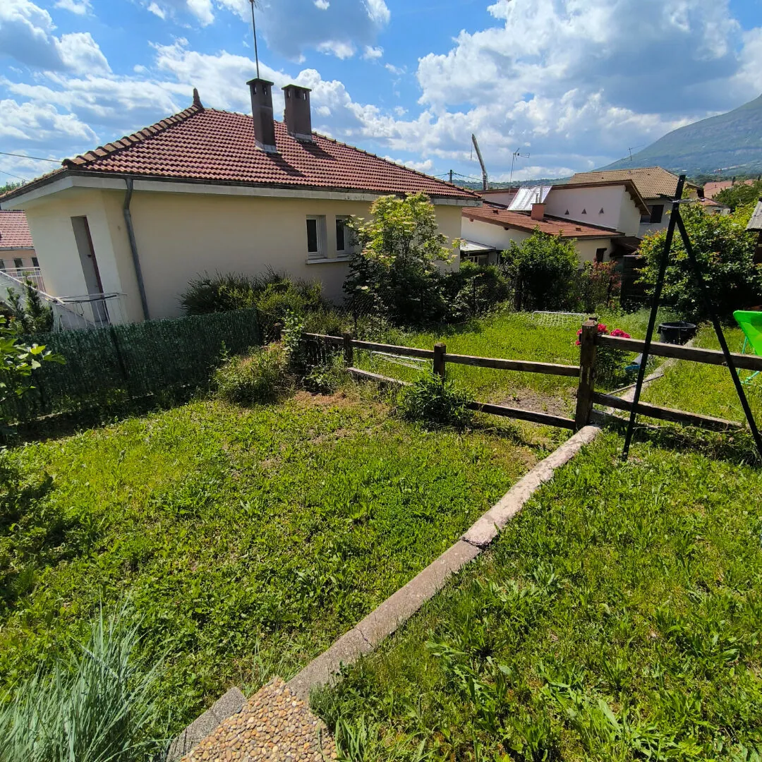 Appartement 2 pièces en rez-de-jardin à Gap sud avec terrasse et espace vert