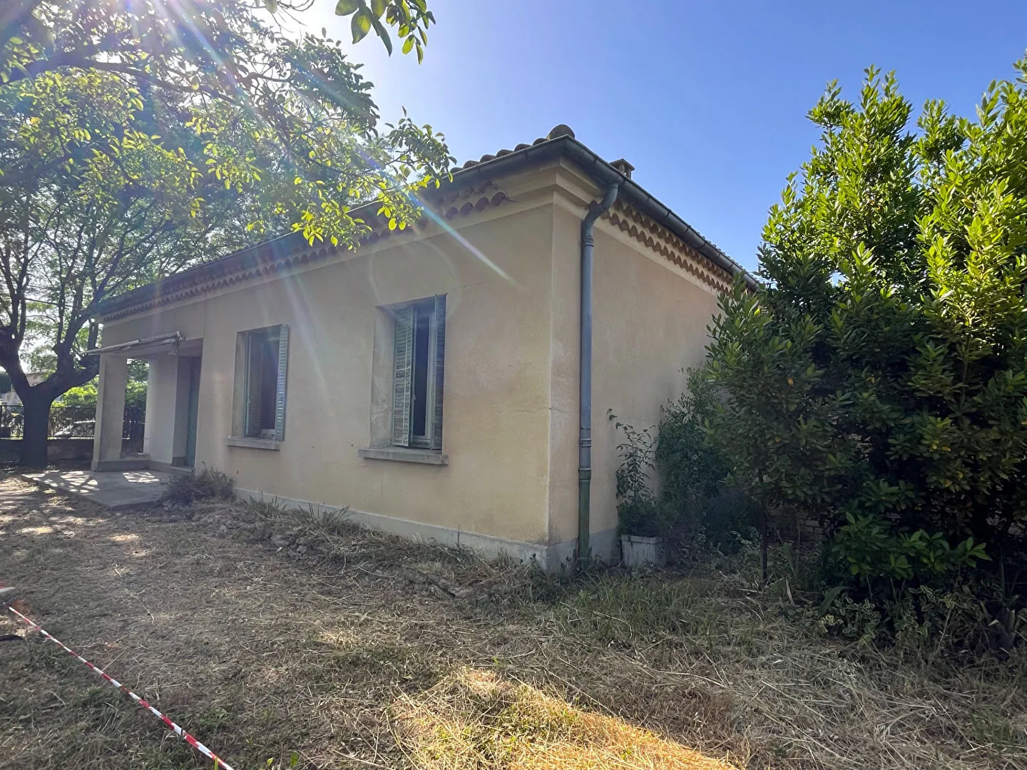 Maison à rénover de 90 m² avec garage et jardin à Le Thor
