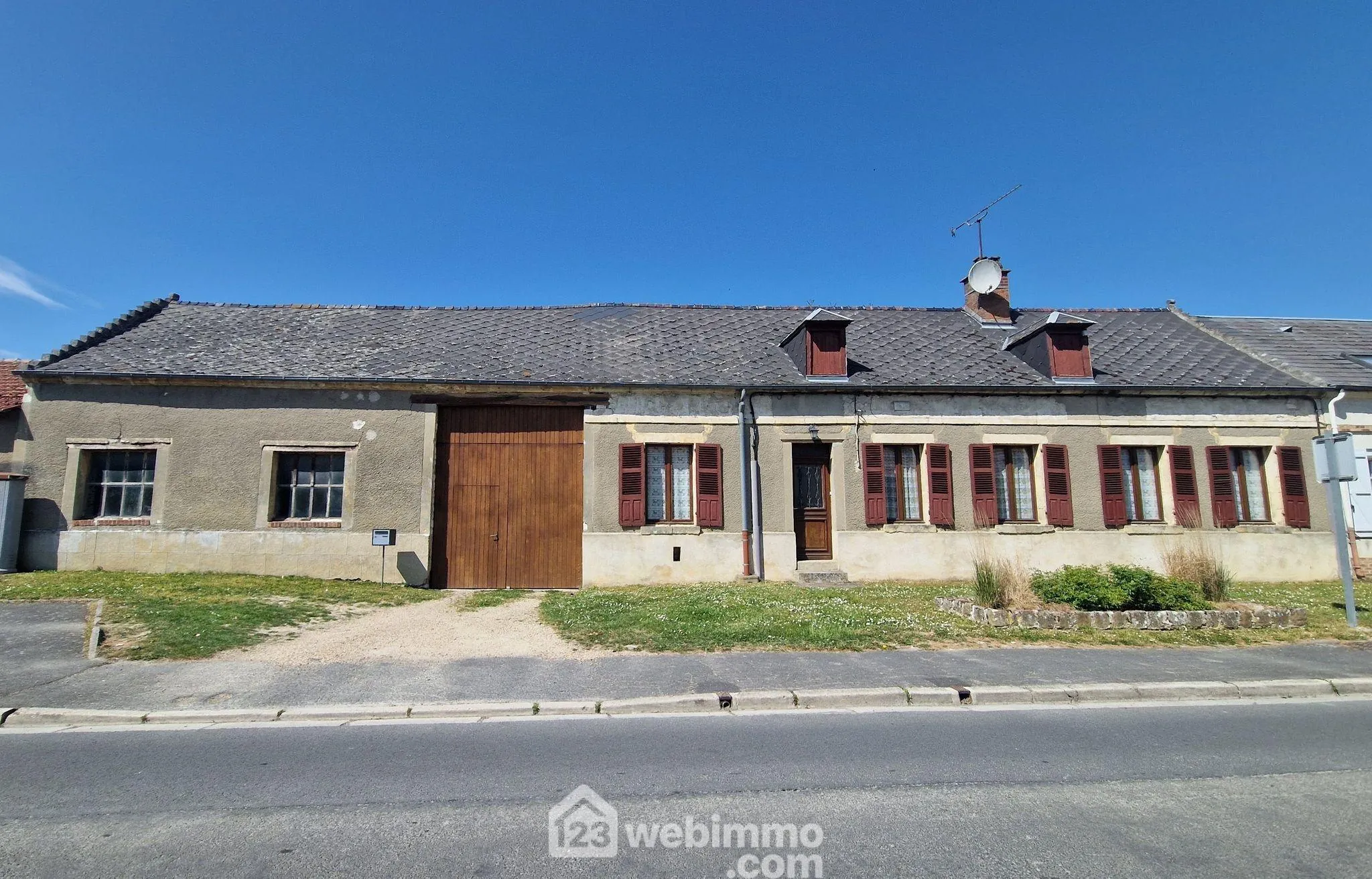 Maison de caractère avec dépendance et potentiel de rénovation à Gizy