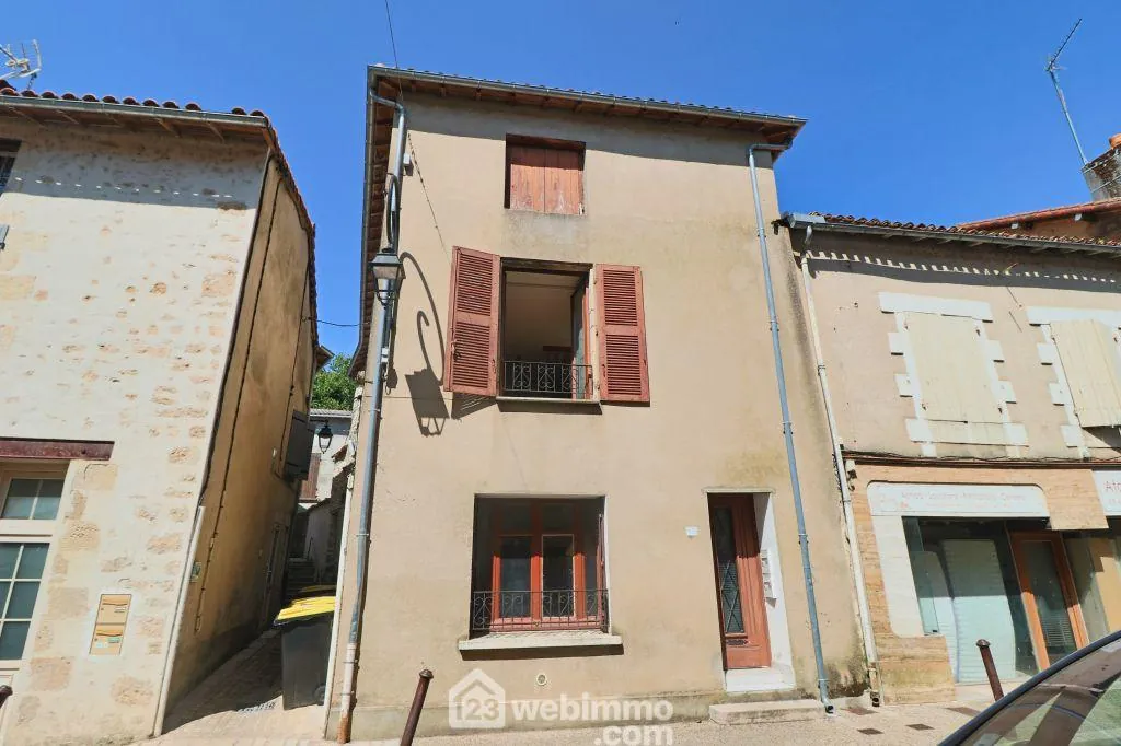 Maison avec revenus locatifs et potentiel d'évolution à Vivonne