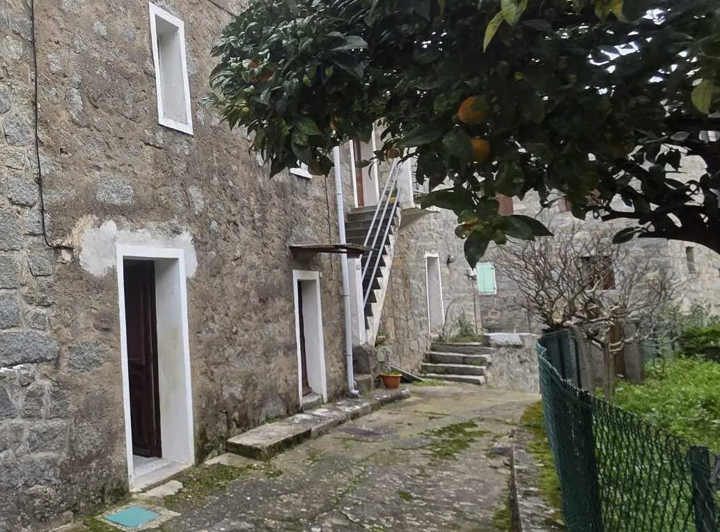 Appartement T2 à rénover de 23,6 m² à Sollacaro, Corse-du-Sud