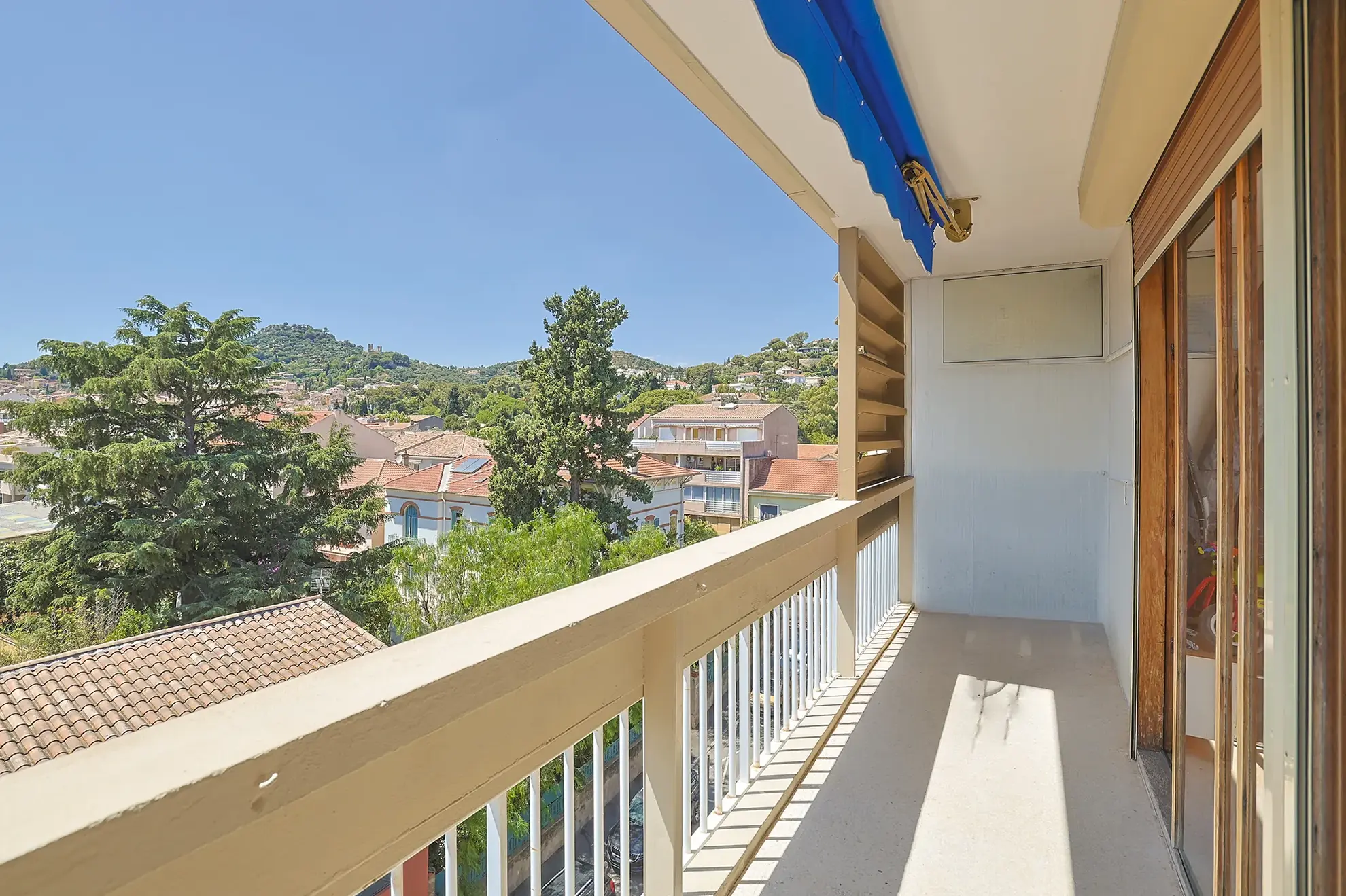 Appartement T3 de 75 m² avec balcon, parking et vue dégagée à Hyères