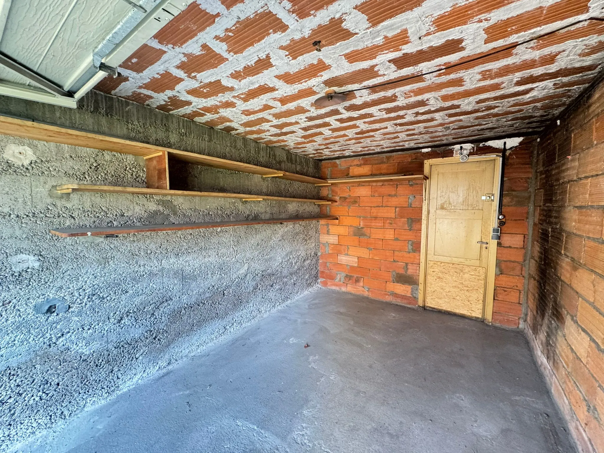 Garage à vendre à Clermont-Ferrand, idéal pour petite voiture ou stockage, au centre-ville