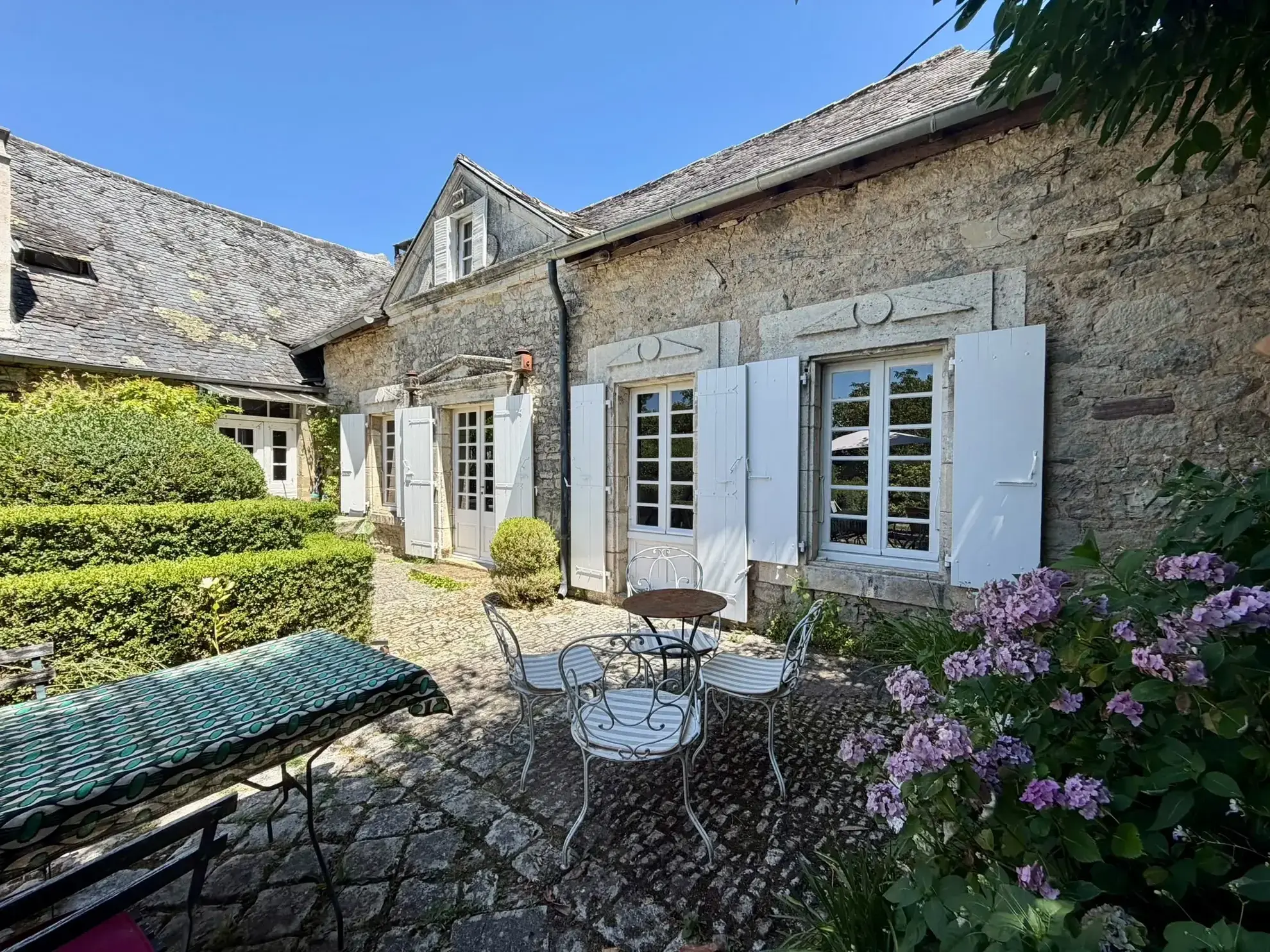 Belle maison en pierre du XIXe siècle avec dépendances et jardin à Pazayac