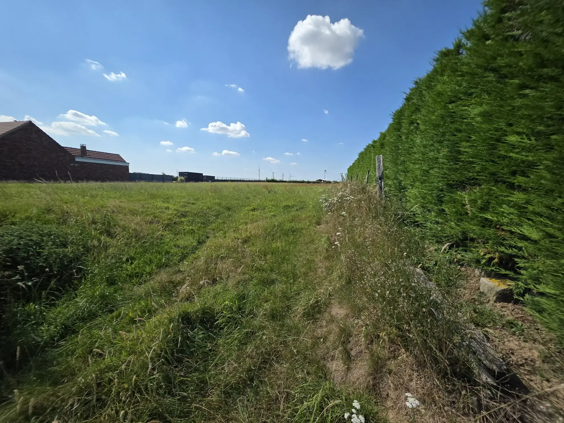 Terrain à bâtir viabilisé de 2077 m² à Sains-les-Pernes