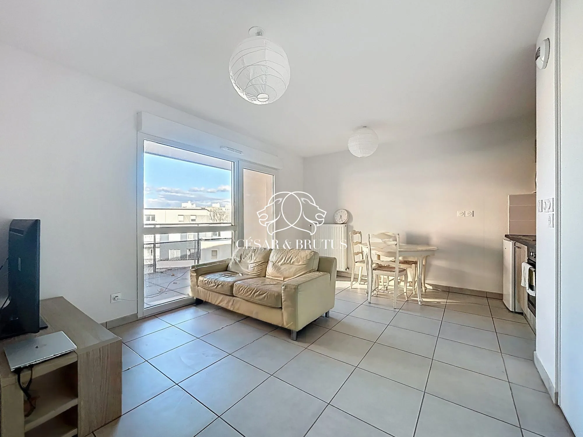 Appartement T2 à Villefontaine - Résidence récente avec balcon et parking sécurisé