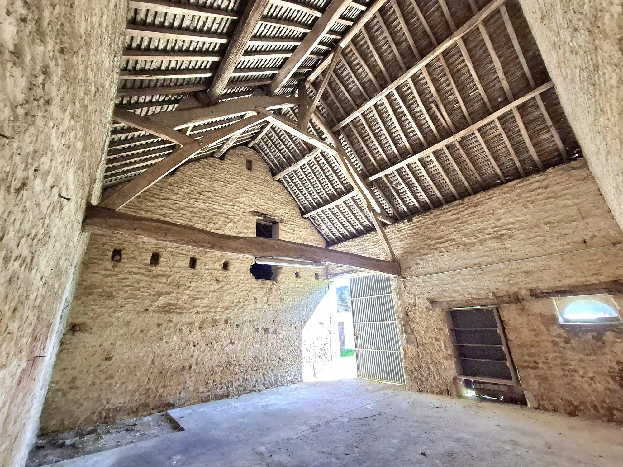 Ferme ancienne à Fresnay-sur-Sarthe avec potentiel de rénovation et grand terrain