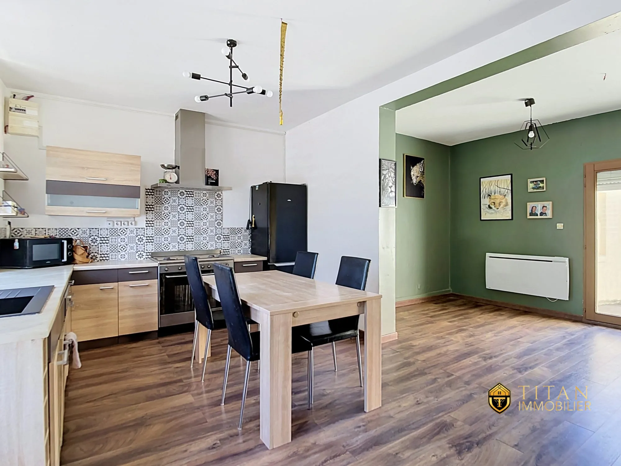 Maison lumineuse de 106 m² avec jardin ensoleillé et terrasse  Hondschoote - Titan Immobilier Maison de 95 m² avec jardin et terrasse à Hondschoote (59122), proximité commodités