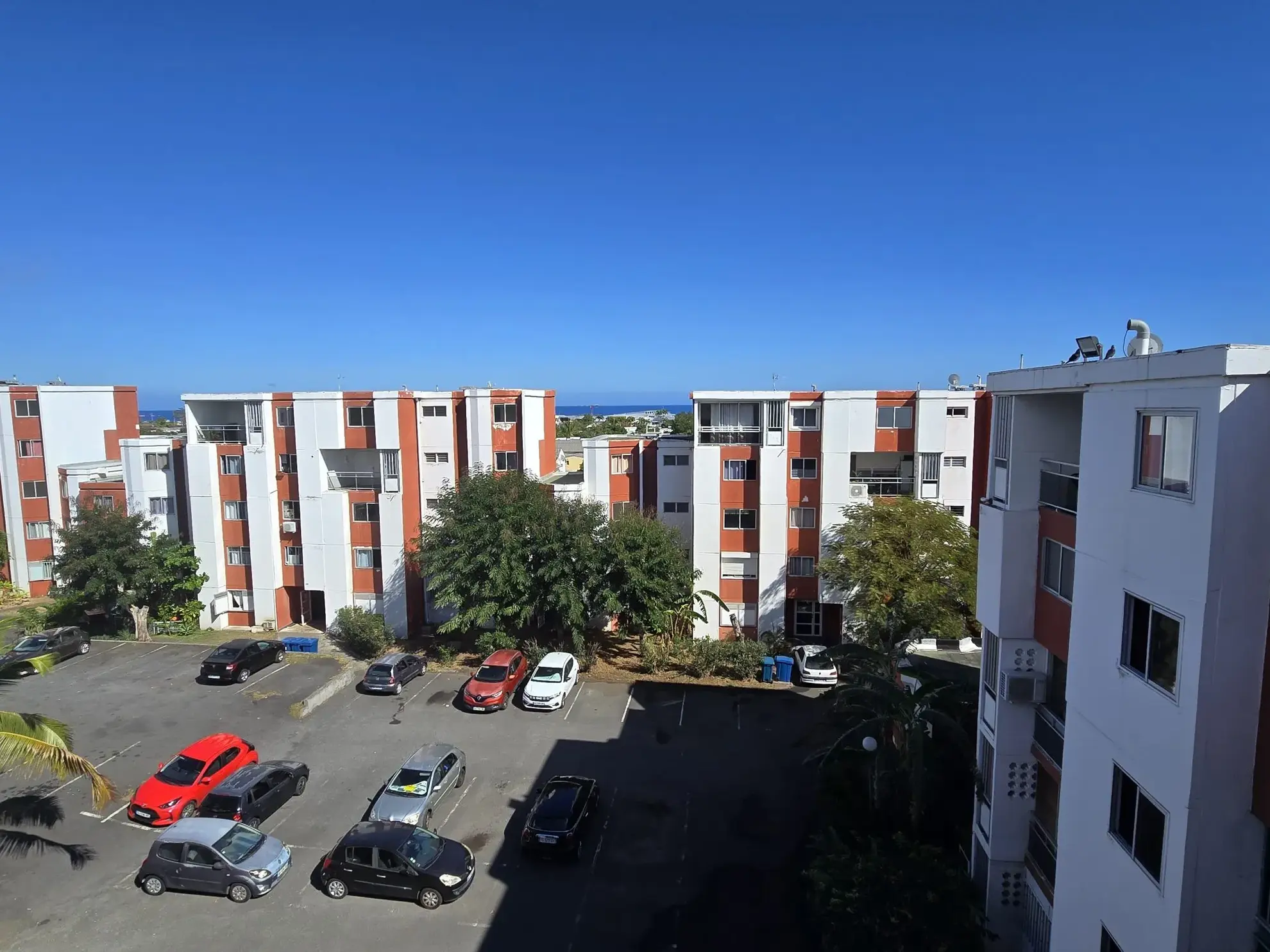 Appartement duplex T3 de 71 m² avec vue mer à Le Port – Résidence Les Écumes