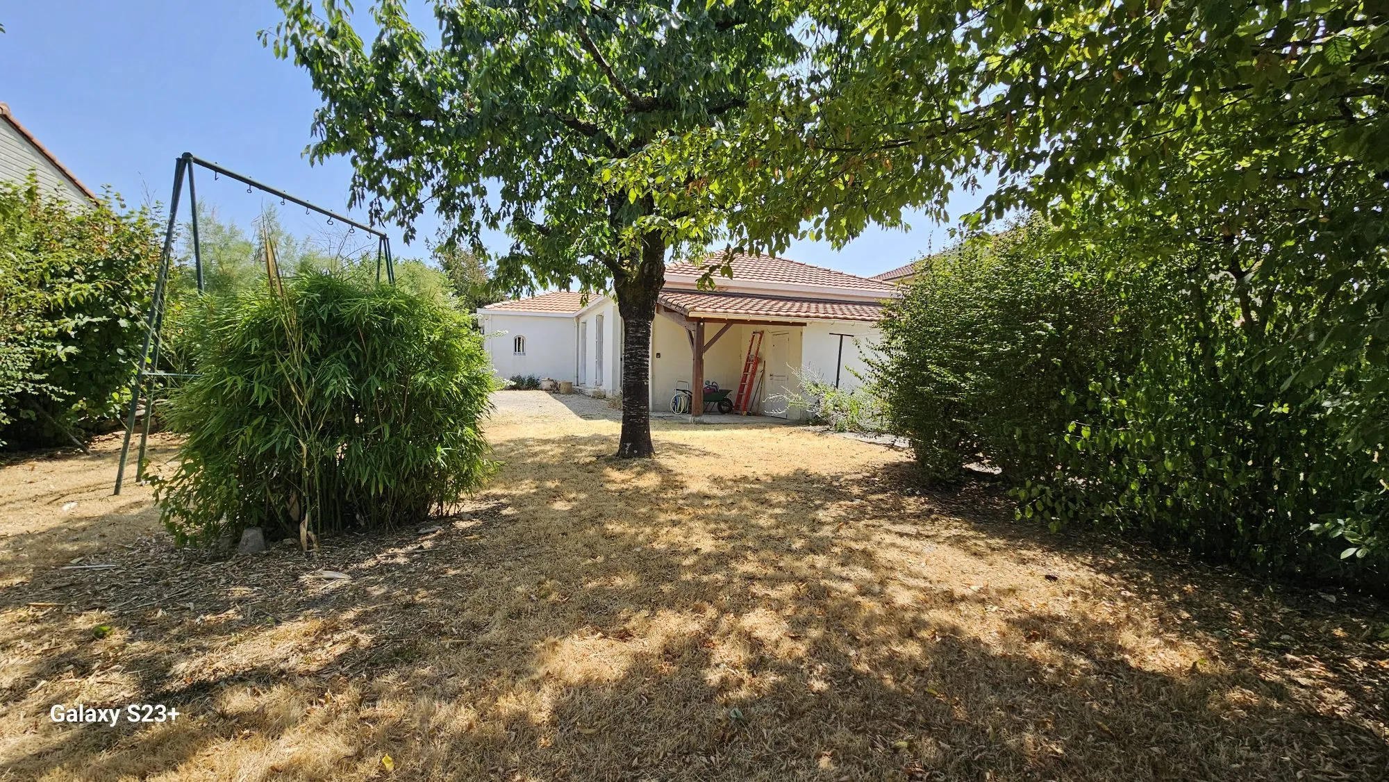 Pavillon de plain-pied de 120 m² avec jardin et garage à Saint Symphorien