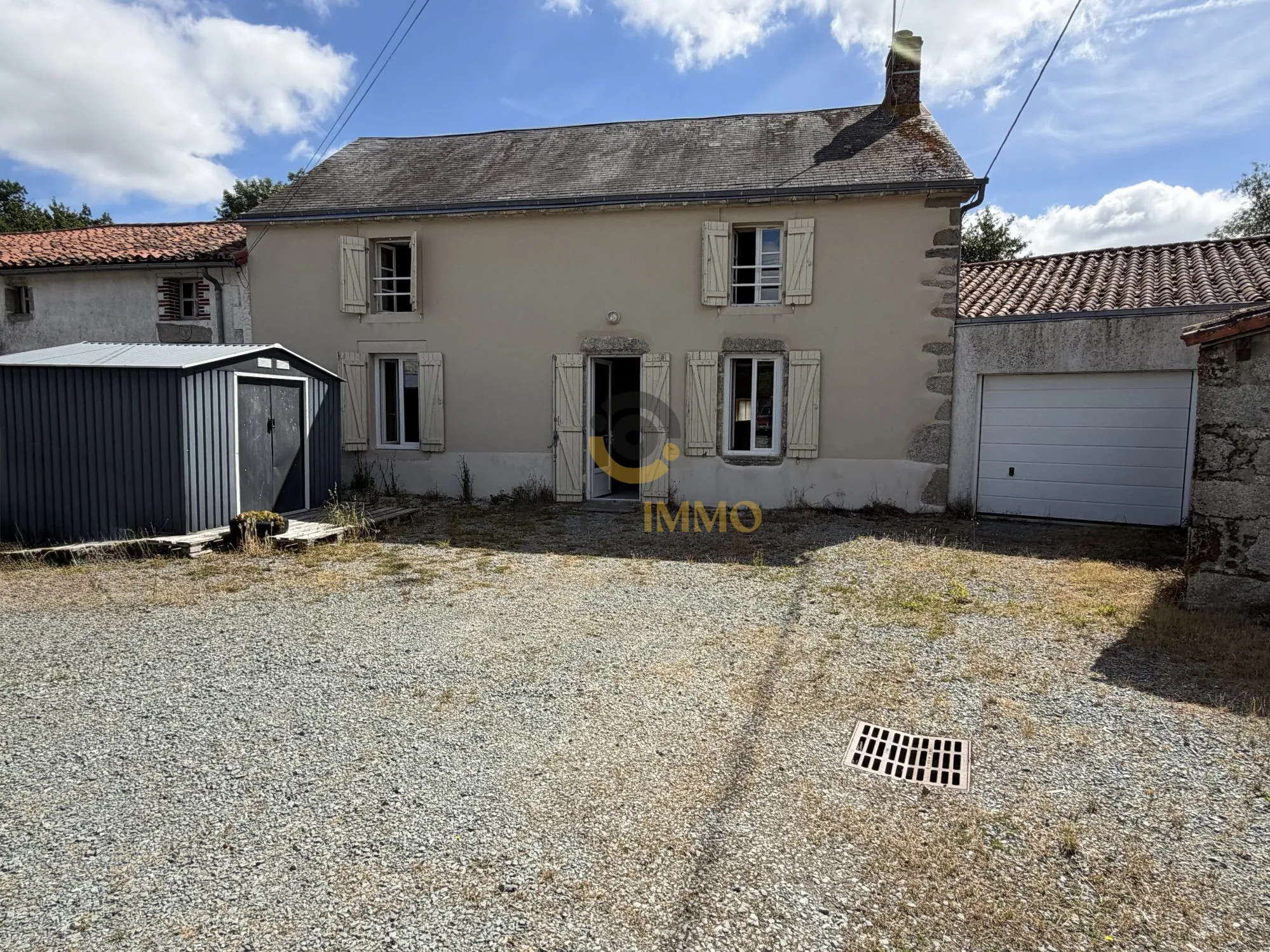 Maison individuelle à Secondigny avec 4 chambres et garage, à rénover