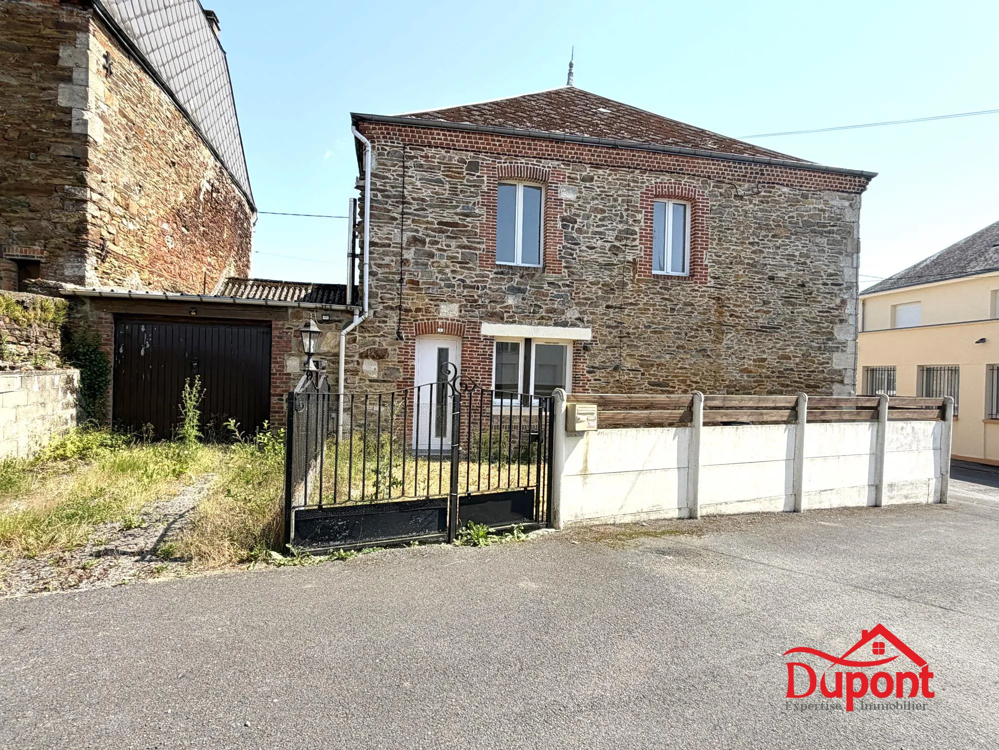 Maison de ville à Maubert-Fontaine avec extérieur, garage et 2 chambres