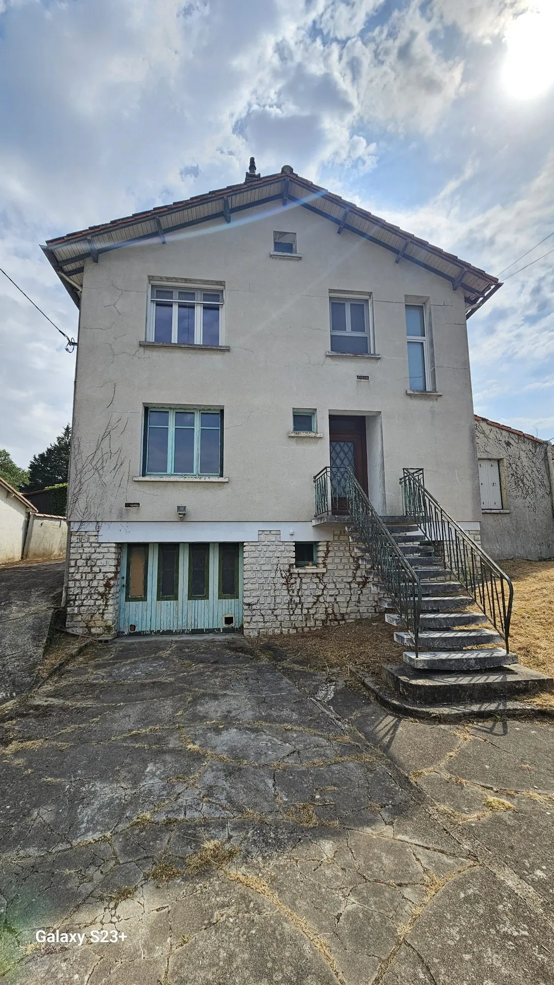 Grande maison familiale à rénover à Bessines avec piscine et jardin arboré
