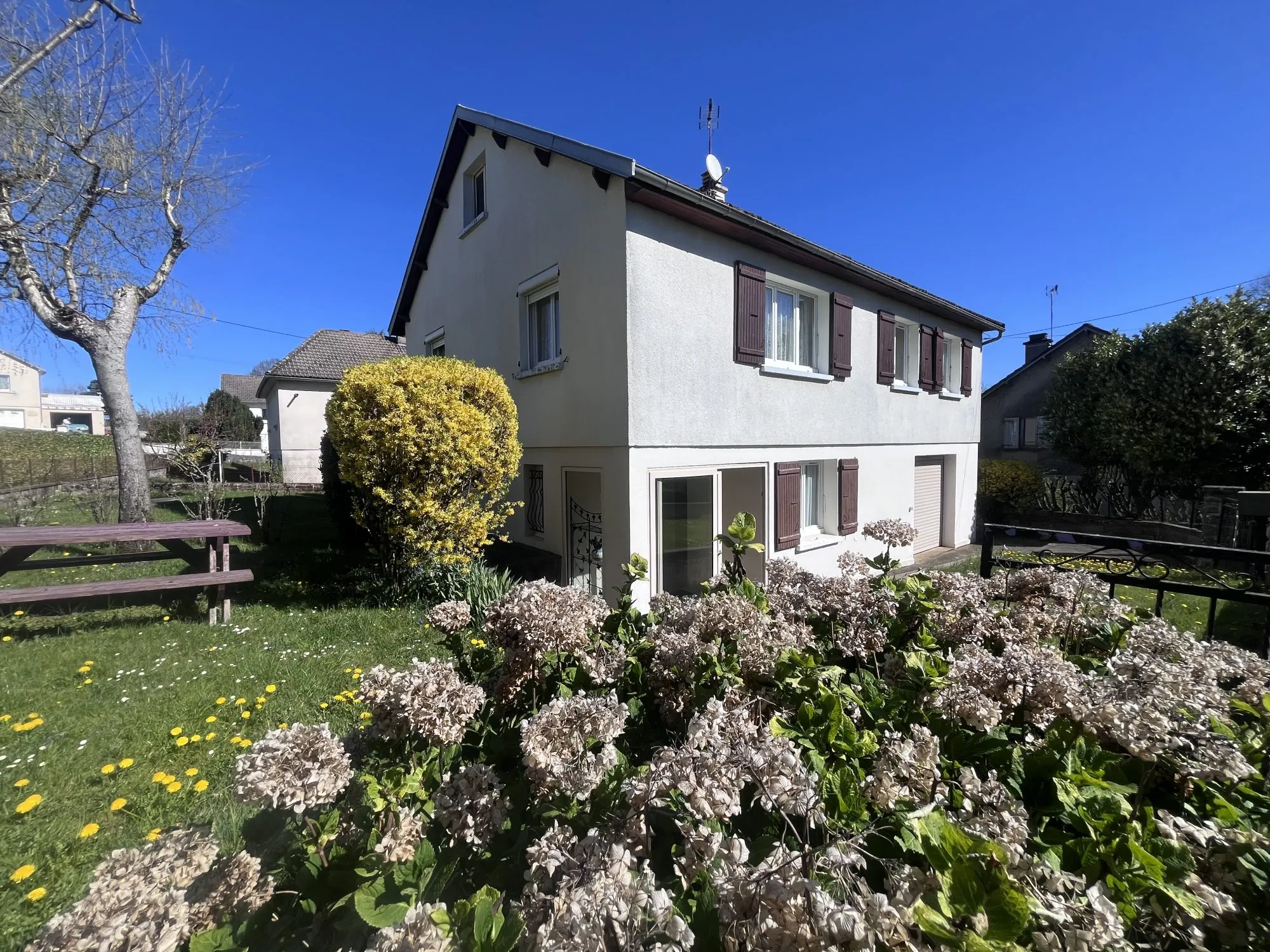 Maison à rénover avec potentiel à Mauriac - 104m²