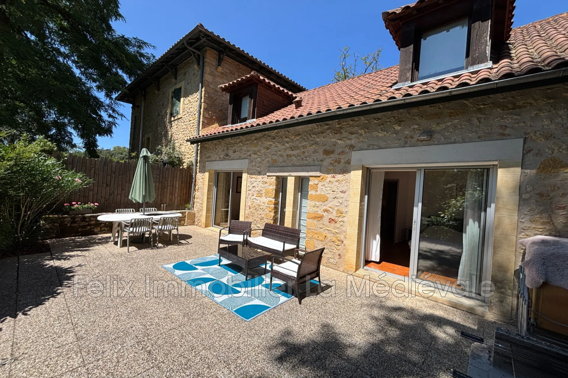 Rare ensemble de maisons en pierre avec gîtes à proximité de Sarlat