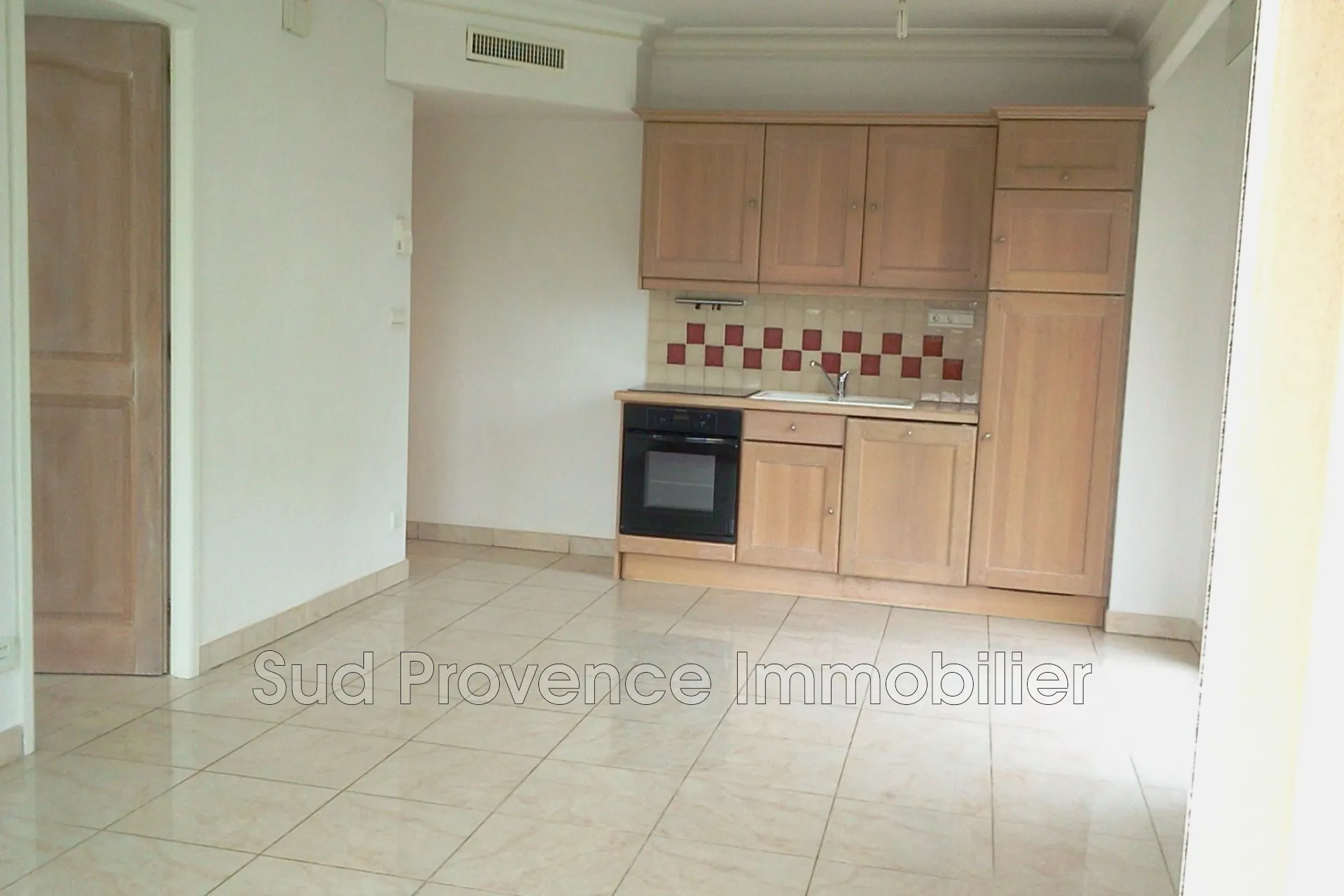 Appartement 2 pièces en rez-de-jardin à Antibes avec terrasse et parking
