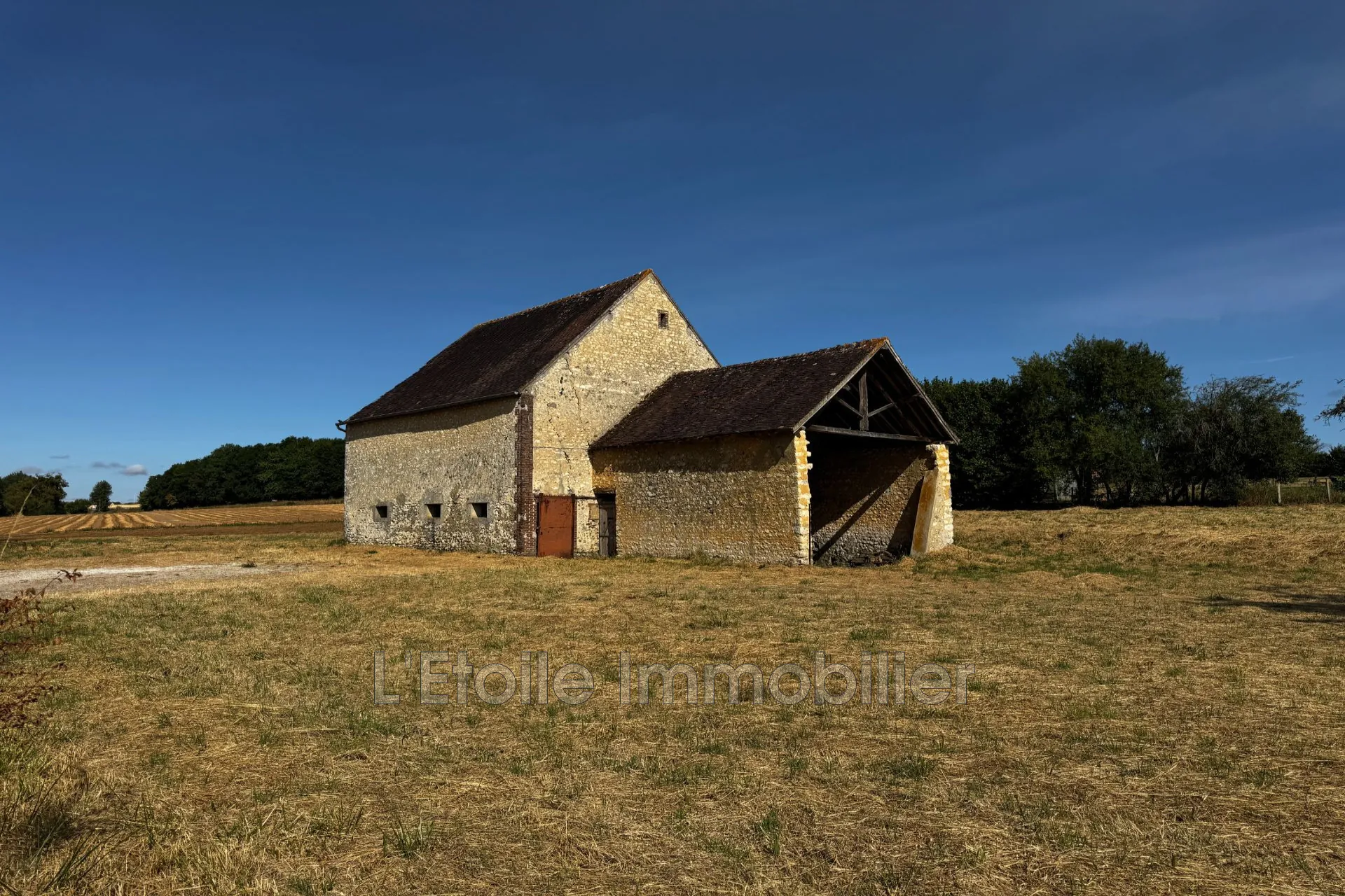 Grande grange en pierres à rénover avec terrain de 2327 m² à Tourouvre au Perche