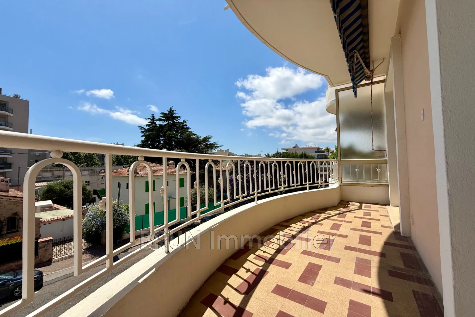 Charmant studio à vendre à Juan les Pins avec terrasse et vue citadine