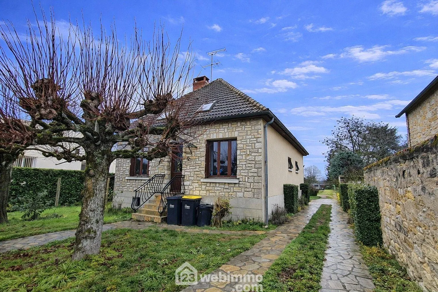 Maison familiale avec 6 chambres, jardin divisible, garage et terrasse à Le Malesherbois