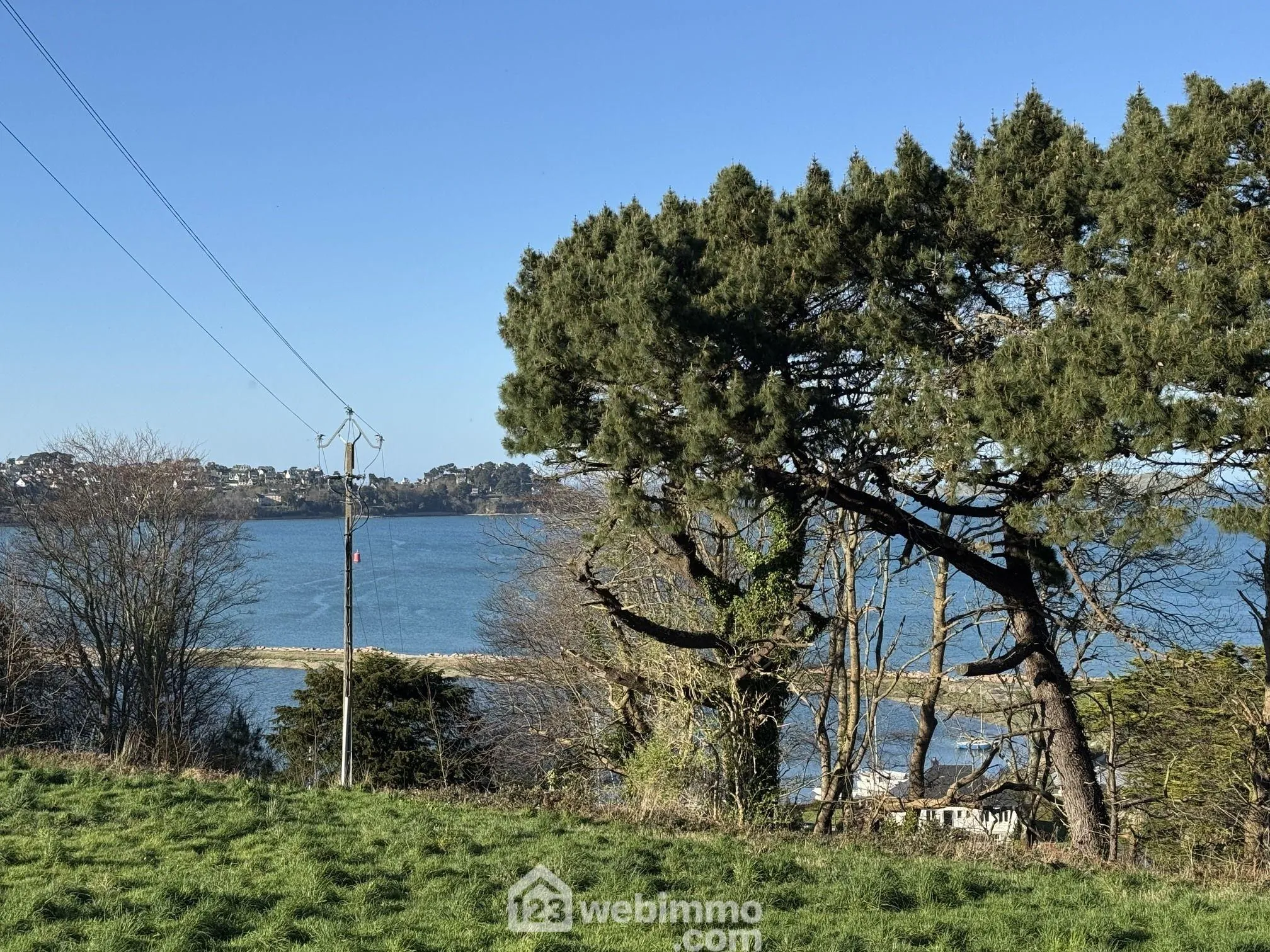 Terrain constructible avec vue mer de 1021 m² à Louannec