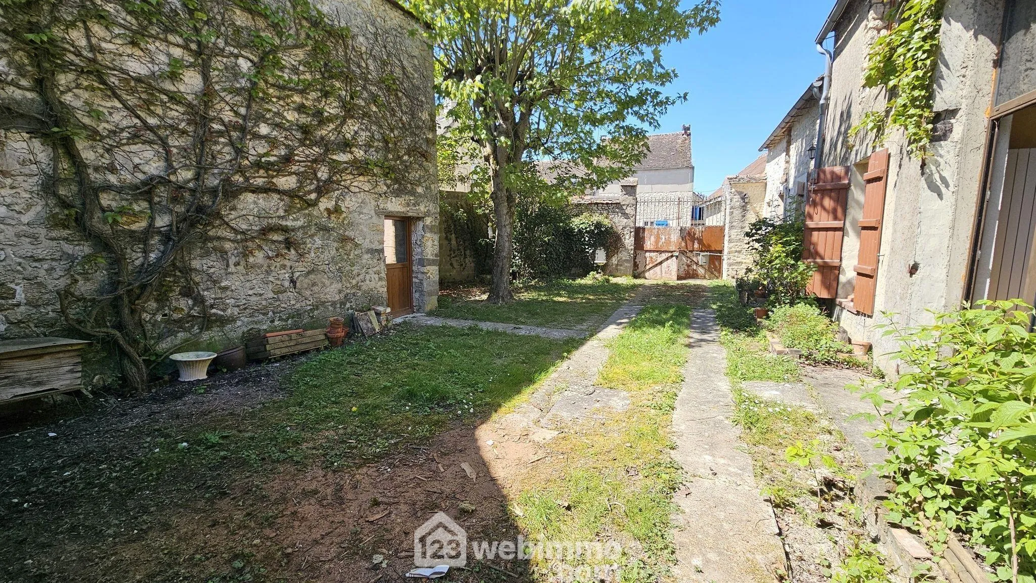 Maison en pierre de 120 m² à Obsonville avec jardin et dépendances