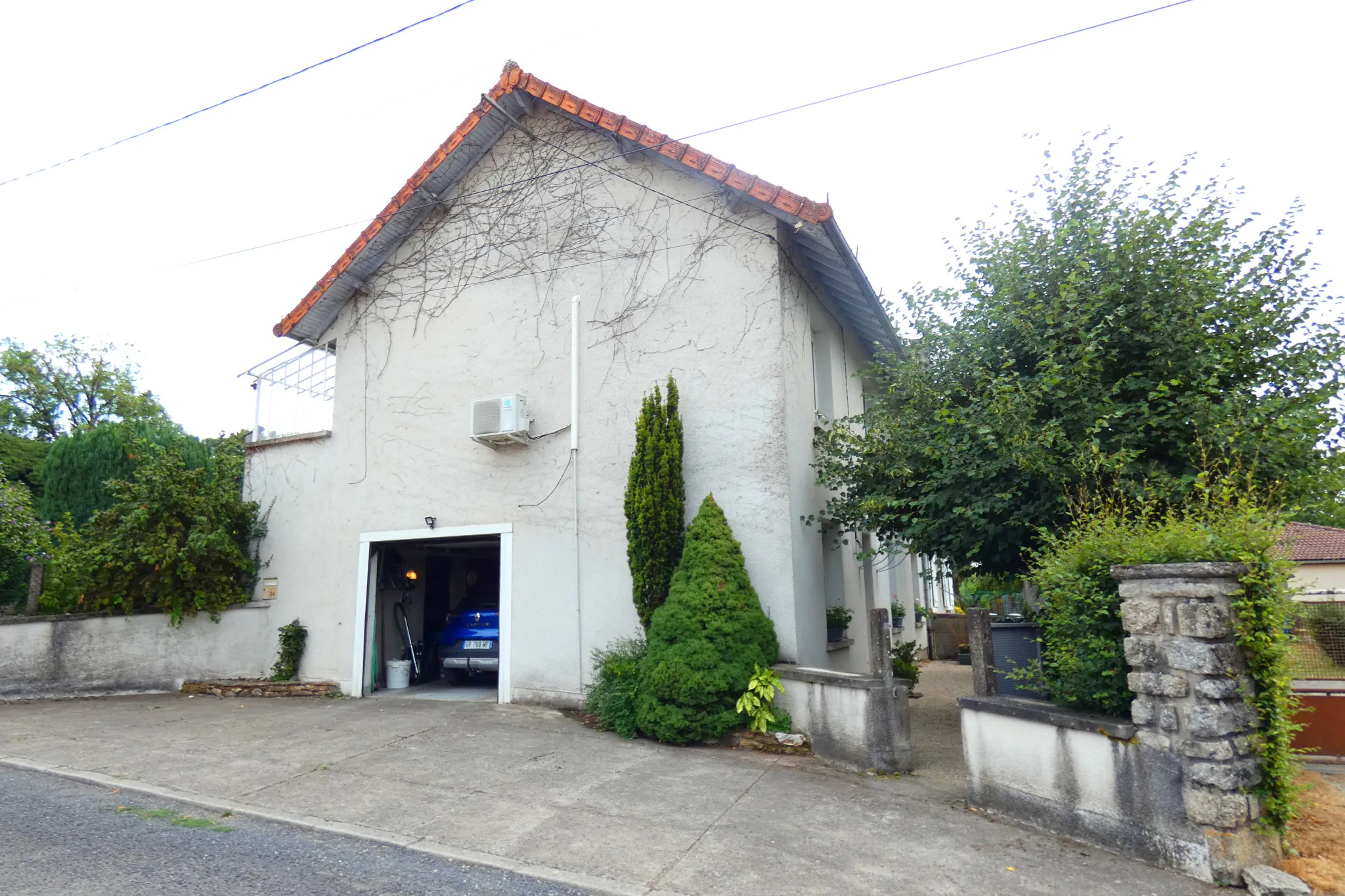 Maison mitoyenne avec deux appartements à Sansac de Marmiesse