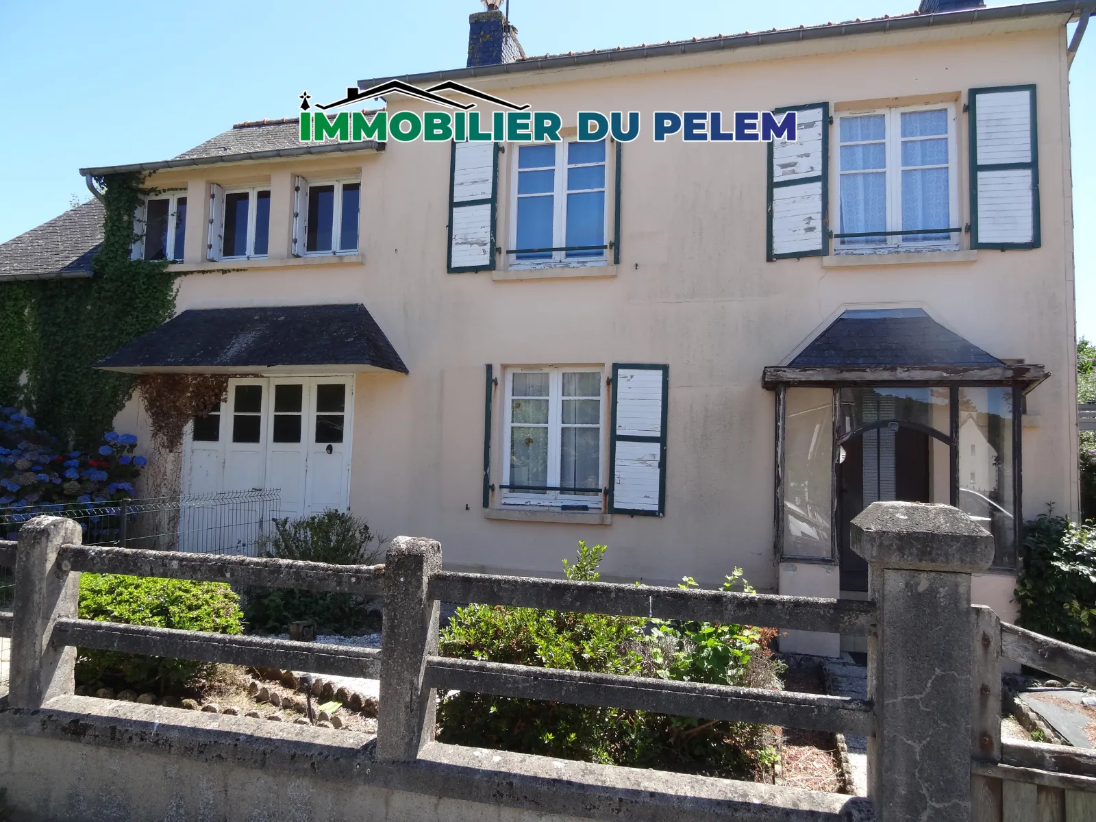 Maison à rénover de 98 m² avec jardin, garage et dépendances à Saint Nicolas du Pelem