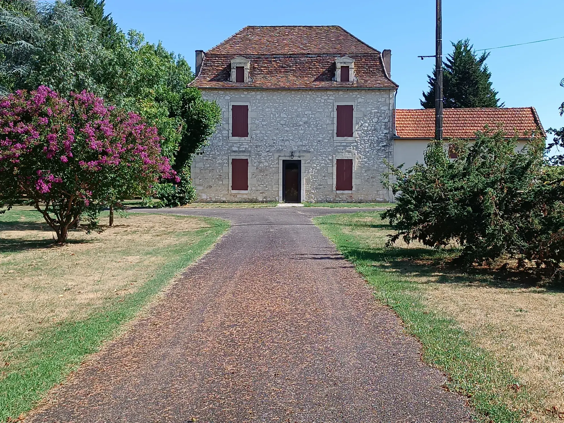 Maison spacieuse avec jardin arboré et garage grand volume à Villeréal