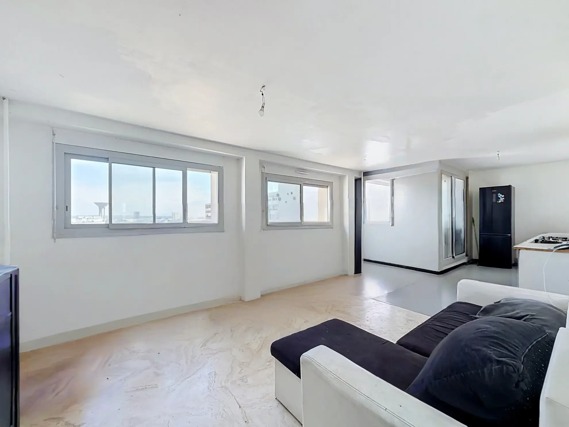 Bel appartement traversant de 86 m² avec vue panoramique, 3 chambres et garage à Vénissieux
